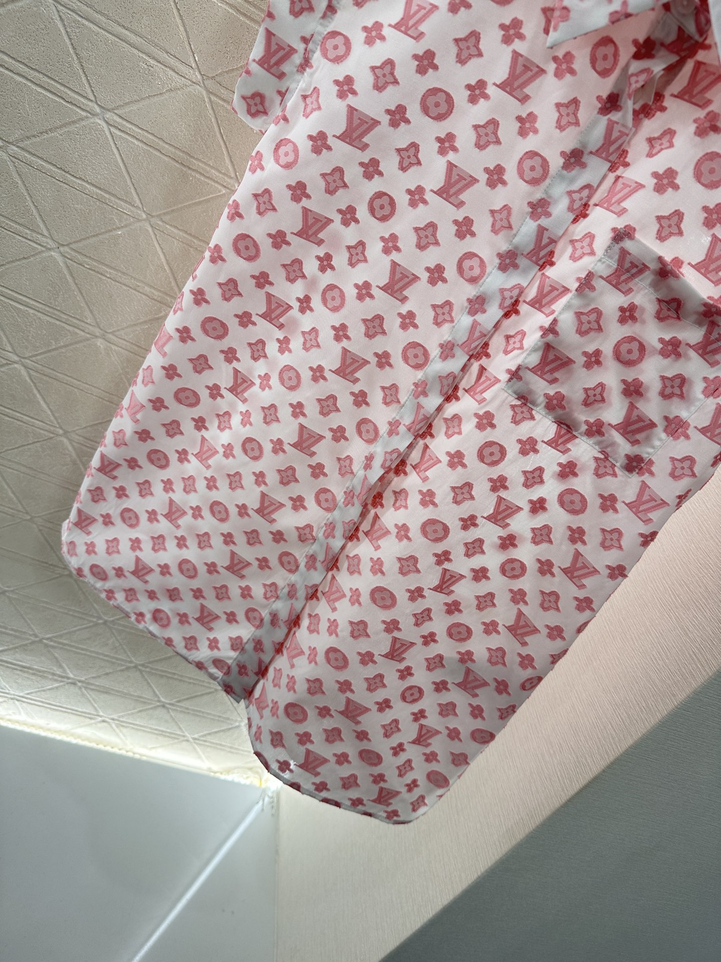♥Louis Vuitto*♥2025新品上架
     翻领阔袖提花无袖衬衫
定制YB进口提花棉材质 