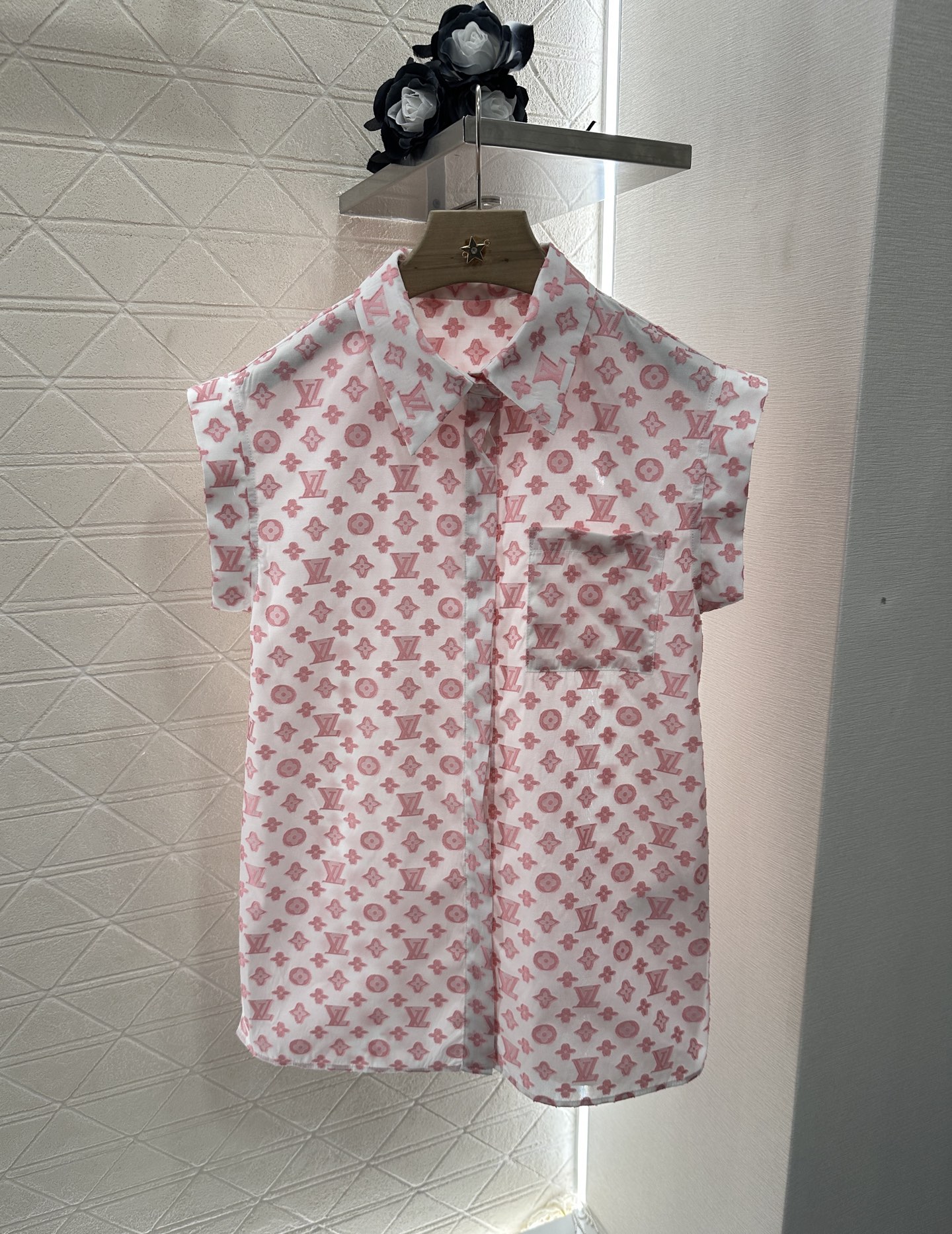 ♥Louis Vuitto*♥2025新品上架
     翻领阔袖提花无袖衬衫
定制YB进口提花棉材质 
