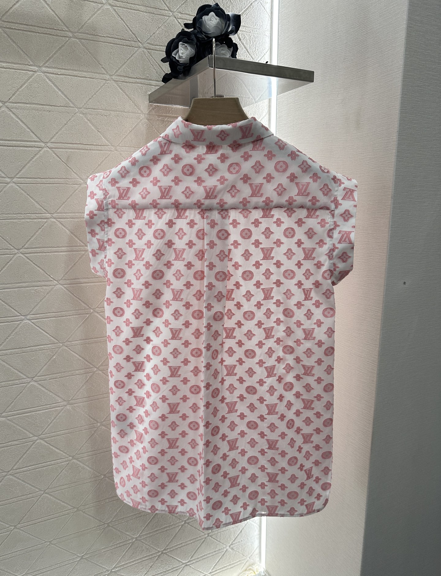 ♥Louis Vuitto*♥2025新品上架
     翻领阔袖提花无袖衬衫
定制YB进口提花棉材质 