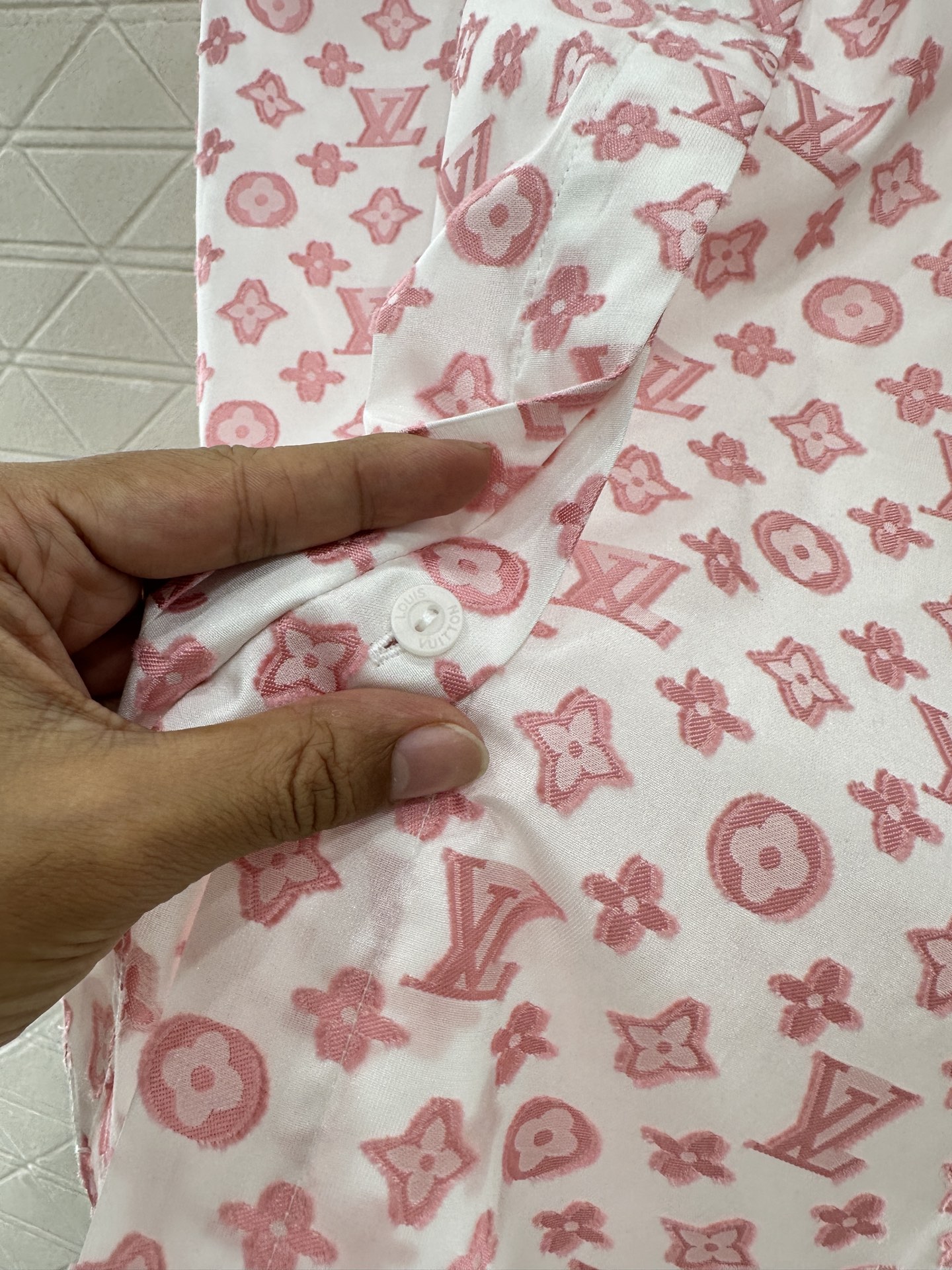 ♥Louis Vuitto*♥2025新品上架
     翻领阔袖提花无袖衬衫
定制YB进口提花棉材质 