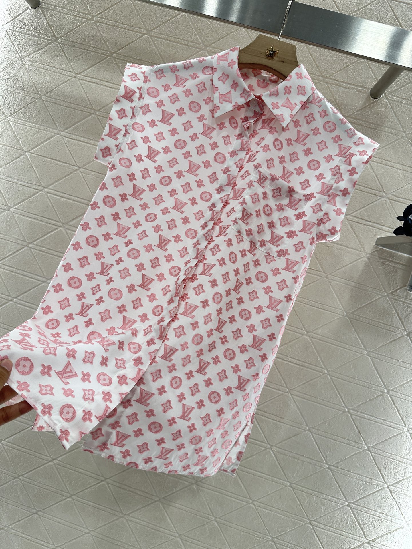 ♥Louis Vuitto*♥2025新品上架
     翻领阔袖提花无袖衬衫
定制YB进口提花棉材质 