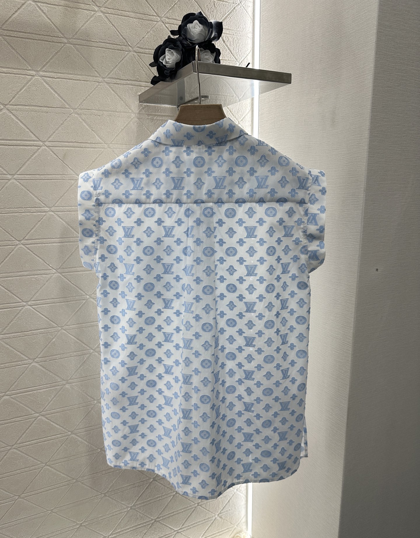 ♥Louis Vuitto*♥2025新品上架
     翻领阔袖提花无袖衬衫
定制YB进口提花棉材质 