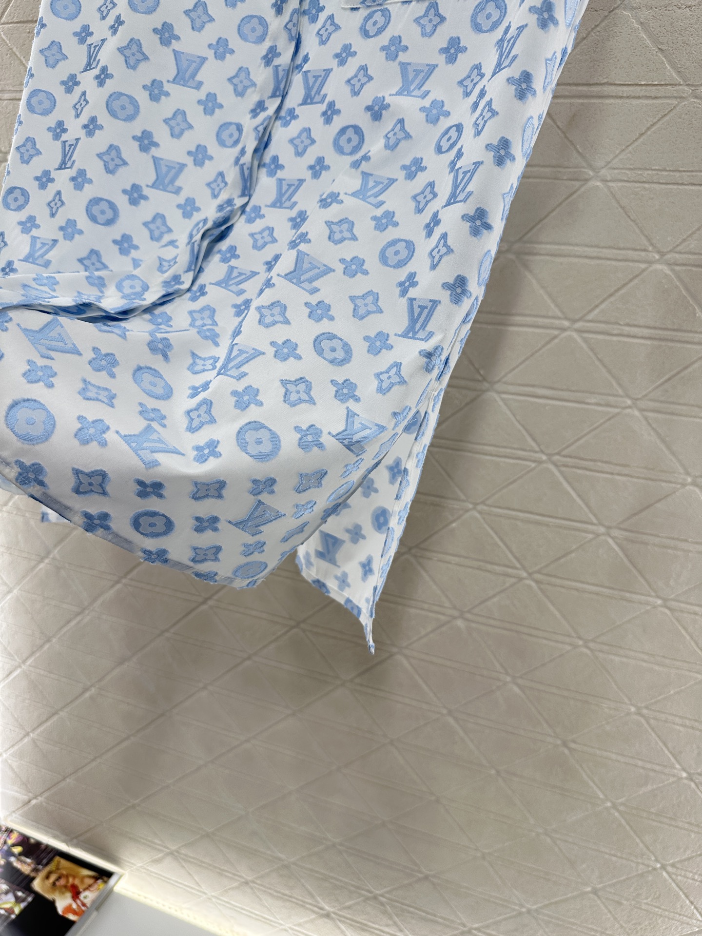 ♥Louis Vuitto*♥2025新品上架
     翻领阔袖提花无袖衬衫
定制YB进口提花棉材质 