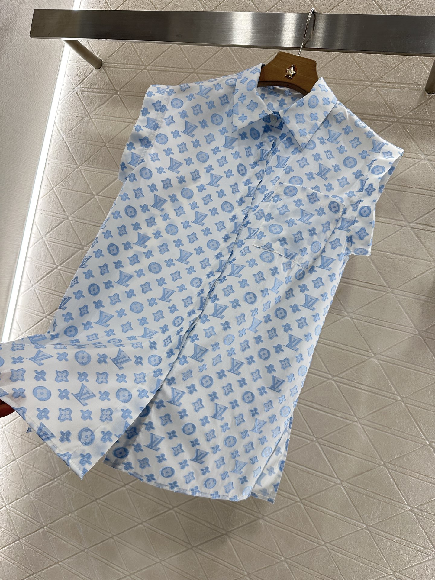 ♥Louis Vuitto*♥2025新品上架
     翻领阔袖提花无袖衬衫
定制YB进口提花棉材质 