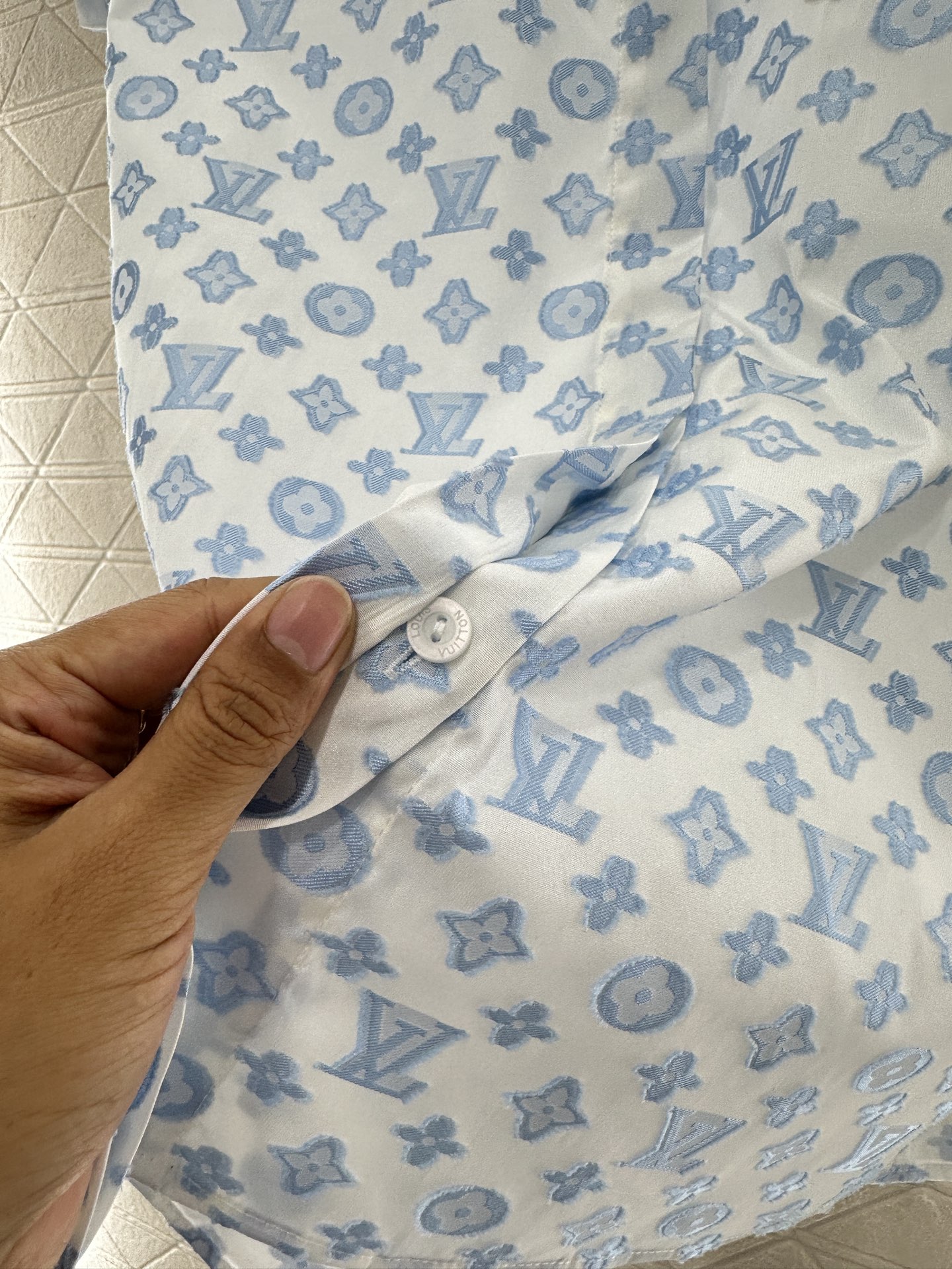 ♥Louis Vuitto*♥2025新品上架
     翻领阔袖提花无袖衬衫
定制YB进口提花棉材质 