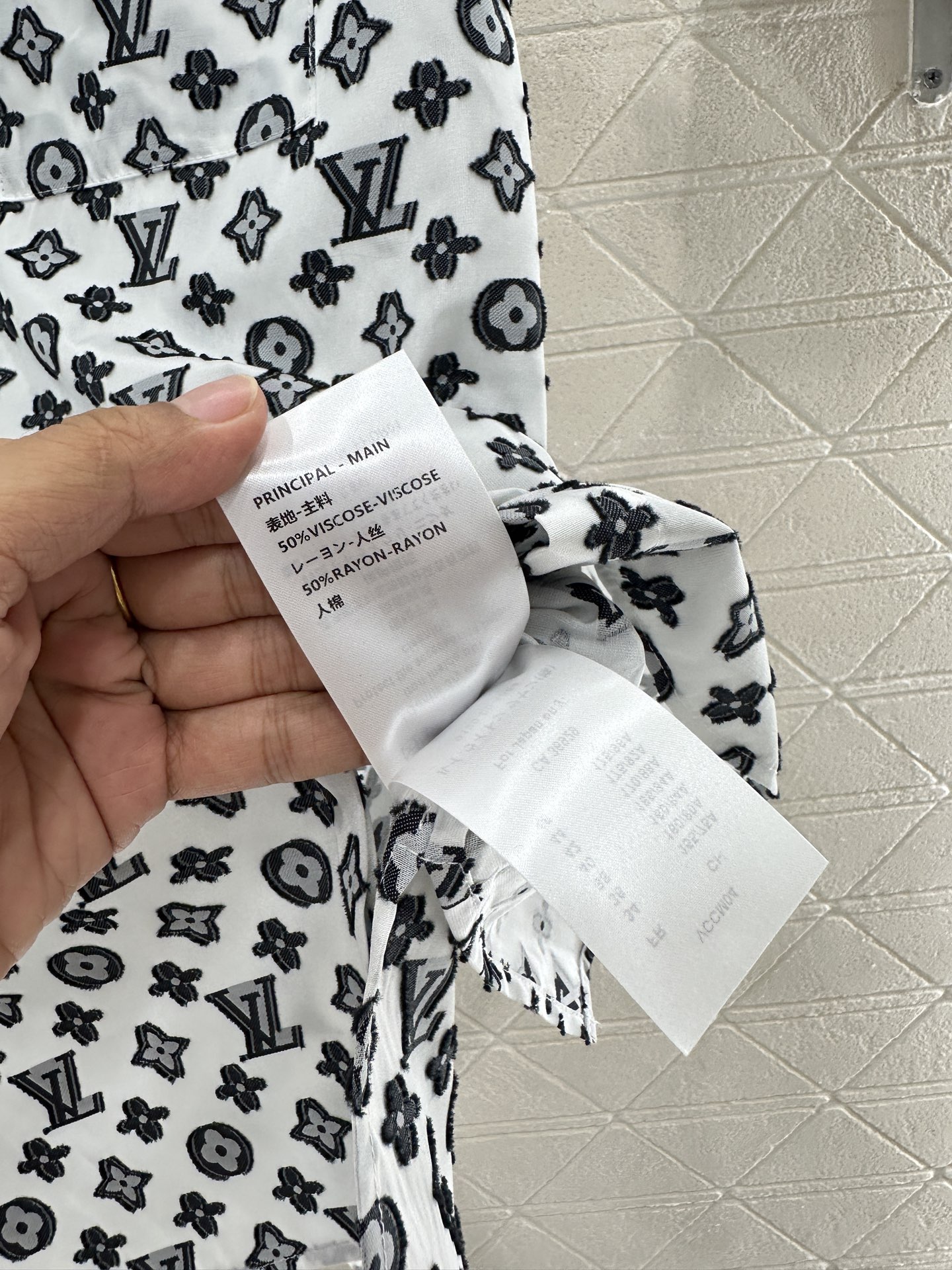 ♥Louis Vuitto*♥2025新品上架
     翻领阔袖提花无袖衬衫
定制YB进口提花棉材质 