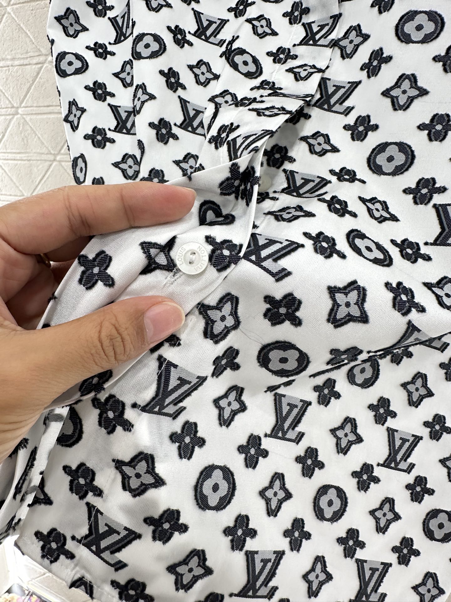 ♥Louis Vuitto*♥2025新品上架
     翻领阔袖提花无袖衬衫
定制YB进口提花棉材质 