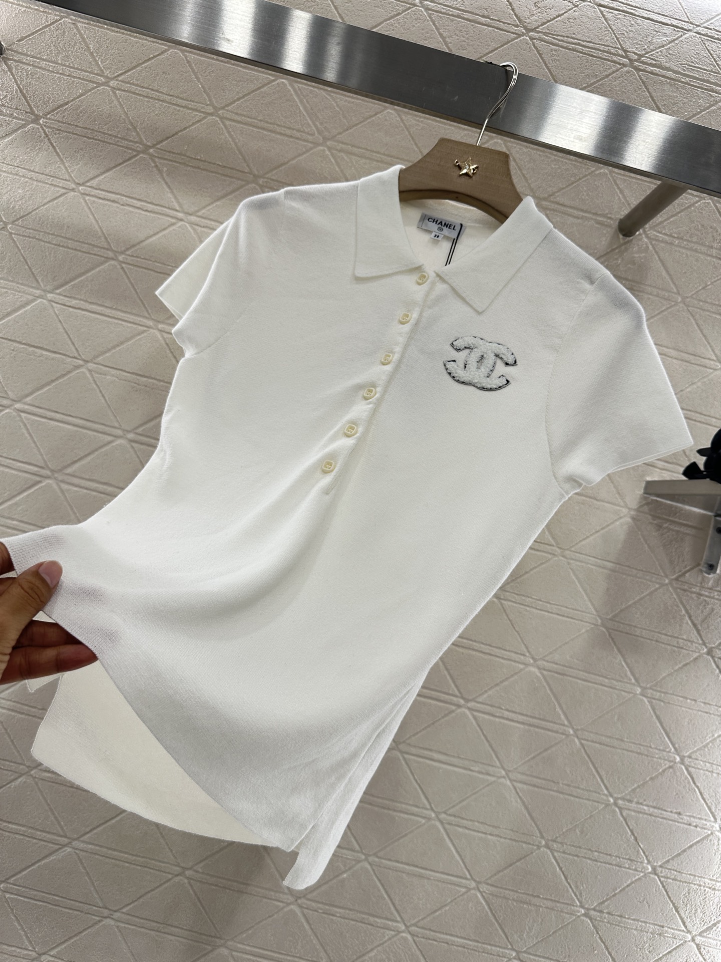 ♥Chane*♥2025新品上架
    翻领上衣短裤套装
定制YB羊毛纱线织造 细腻肌理 舒适透气 翻