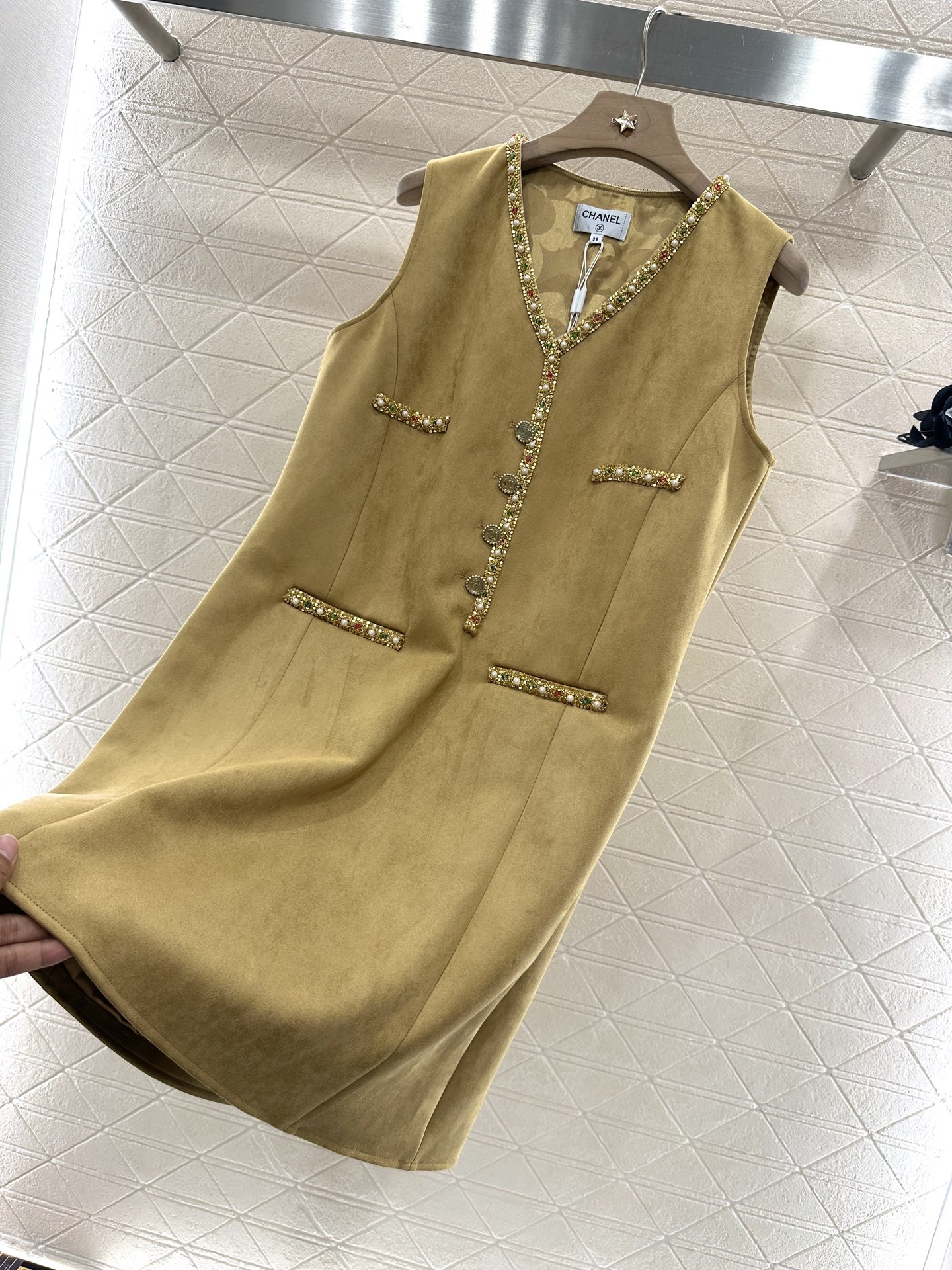 ♥Chane*♥2025新品上架
   重工订珠连衣裙
定制YB进口材质 质感光泽 垂顺舒适 无袖连衣裙