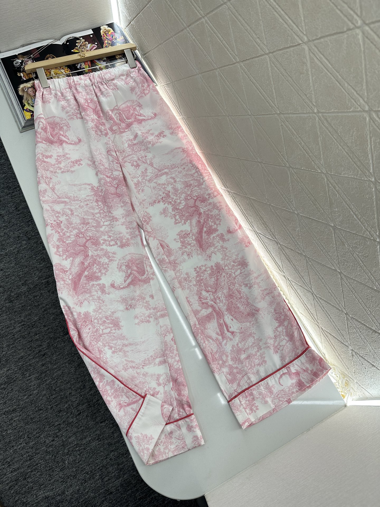 ♥Dio*♥2025新品上架
  印花衬衫长裤睡衣套装
定制YB进口斜纹稠材质 透气舒适 质感十足 印花