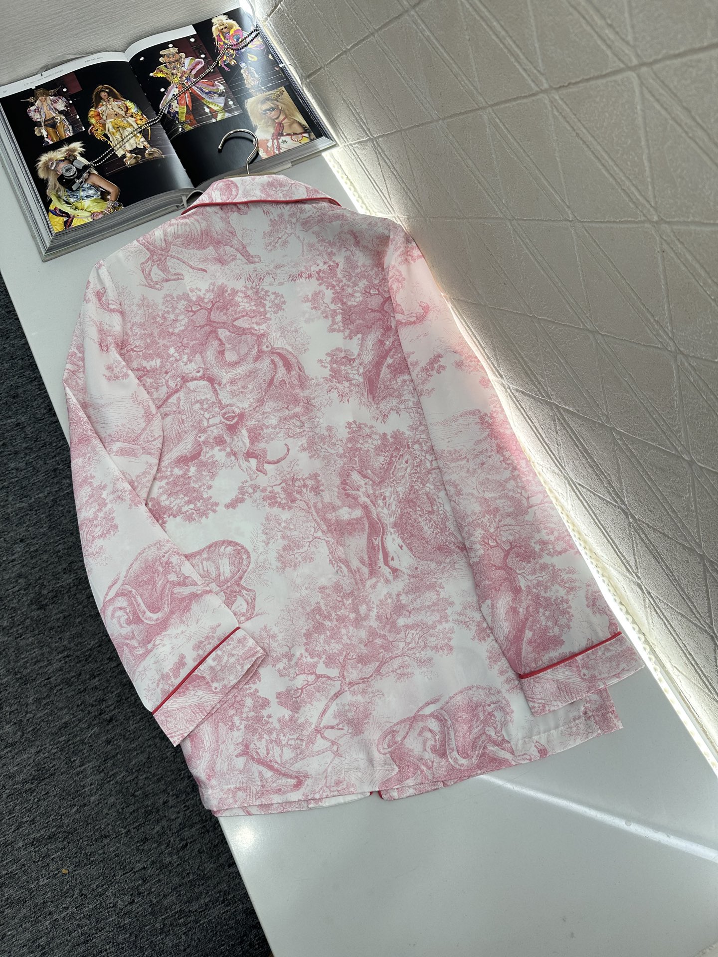 ♥Dio*♥2025新品上架
  印花衬衫长裤睡衣套装
定制YB进口斜纹稠材质 透气舒适 质感十足 印花