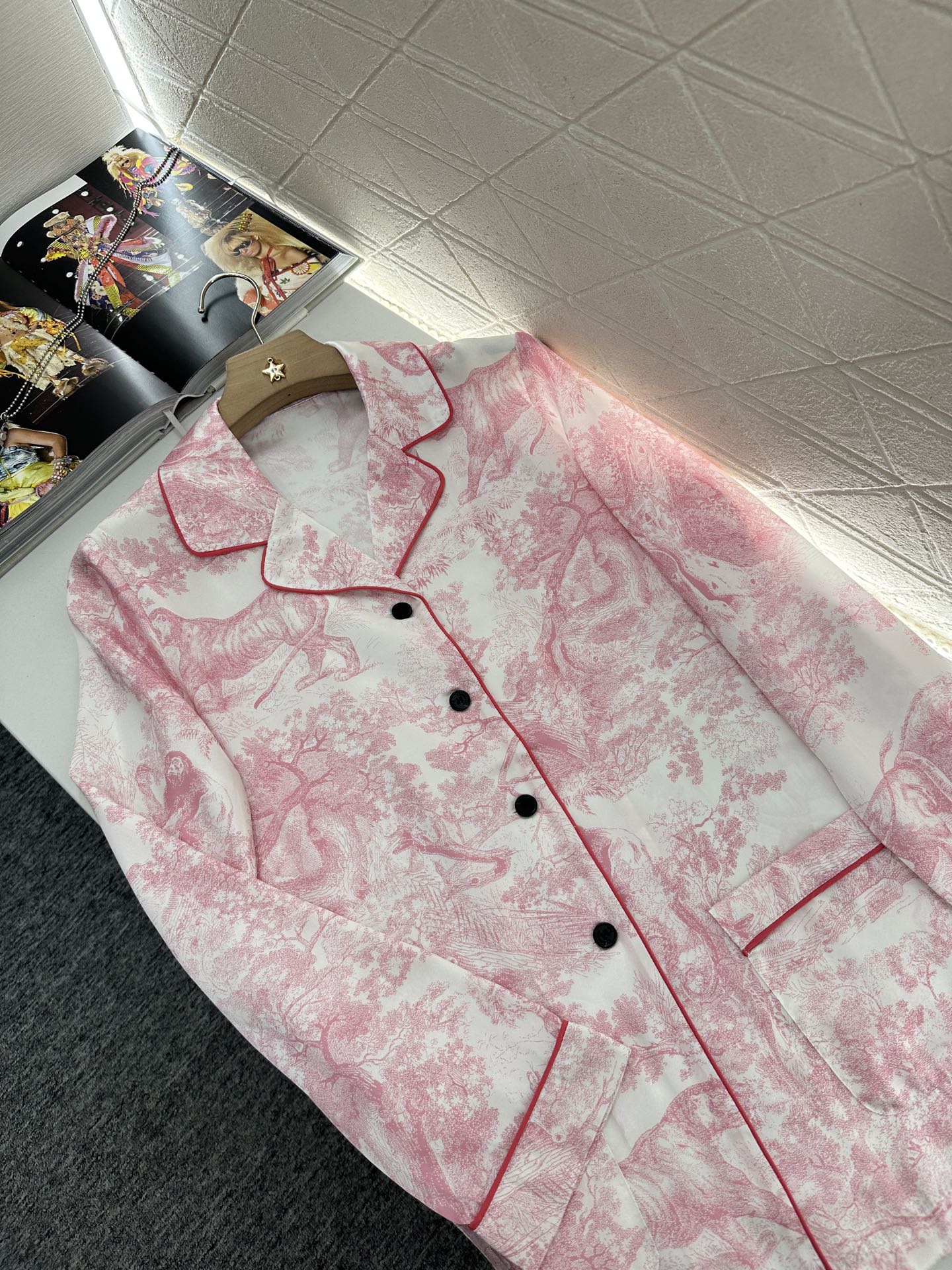 ♥Dio*♥2025新品上架
  印花衬衫长裤睡衣套装
定制YB进口斜纹稠材质 透气舒适 质感十足 印花