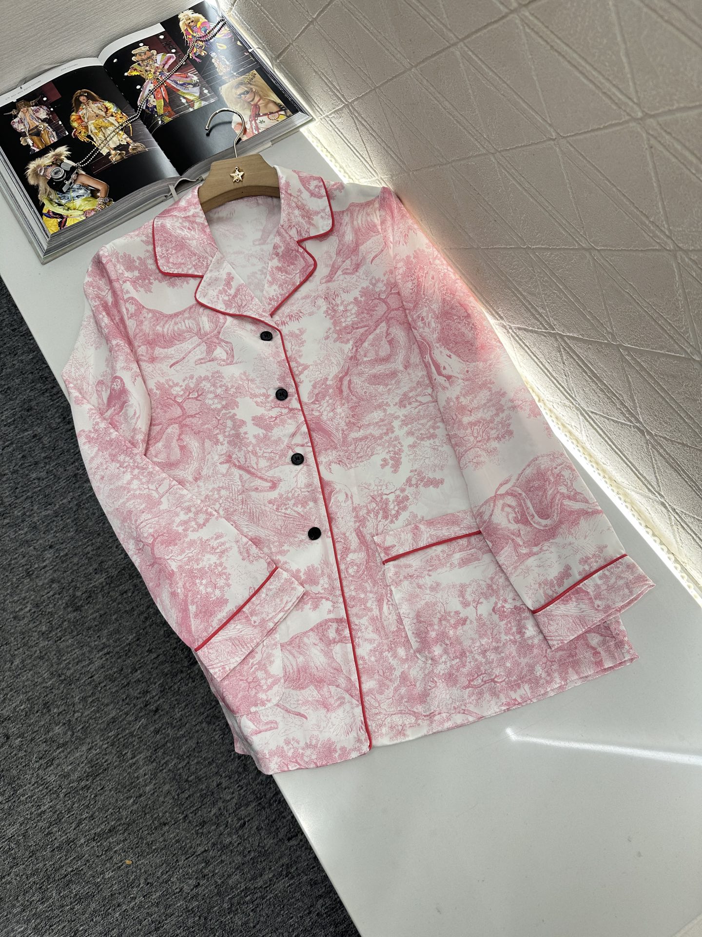 ♥Dio*♥2025新品上架
  印花衬衫长裤睡衣套装
定制YB进口斜纹稠材质 透气舒适 质感十足 印花