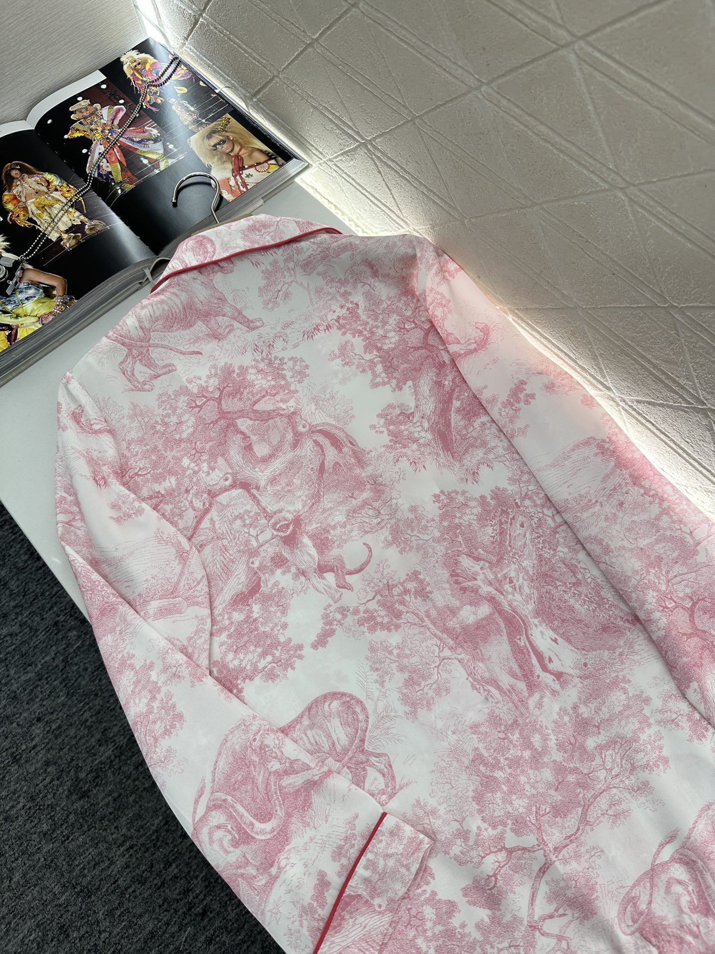 ♥Dio*♥2025新品上架
  印花衬衫长裤睡衣套装
定制YB进口斜纹稠材质 透气舒适 质感十足 印花