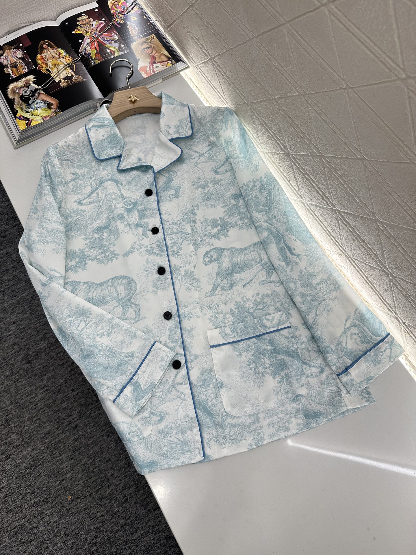 ♥Dio*♥2025新品上架
  印花衬衫长裤睡衣套装
定制YB进口斜纹稠材质 透气舒适 质感十足 印花