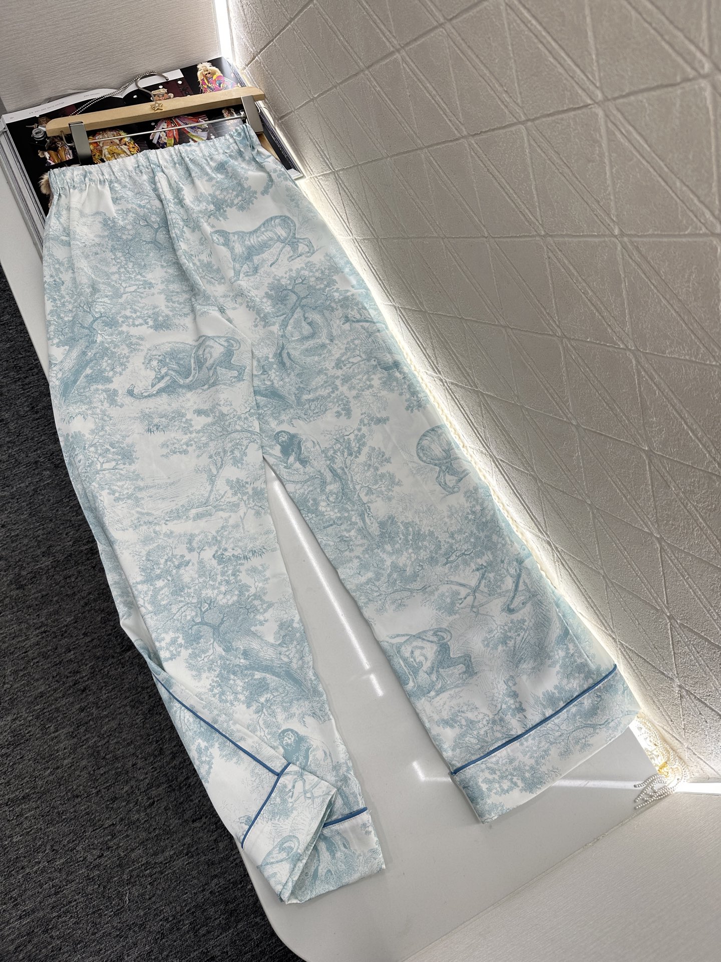 ♥Dio*♥2025新品上架
  印花衬衫长裤睡衣套装
定制YB进口斜纹稠材质 透气舒适 质感十足 印花