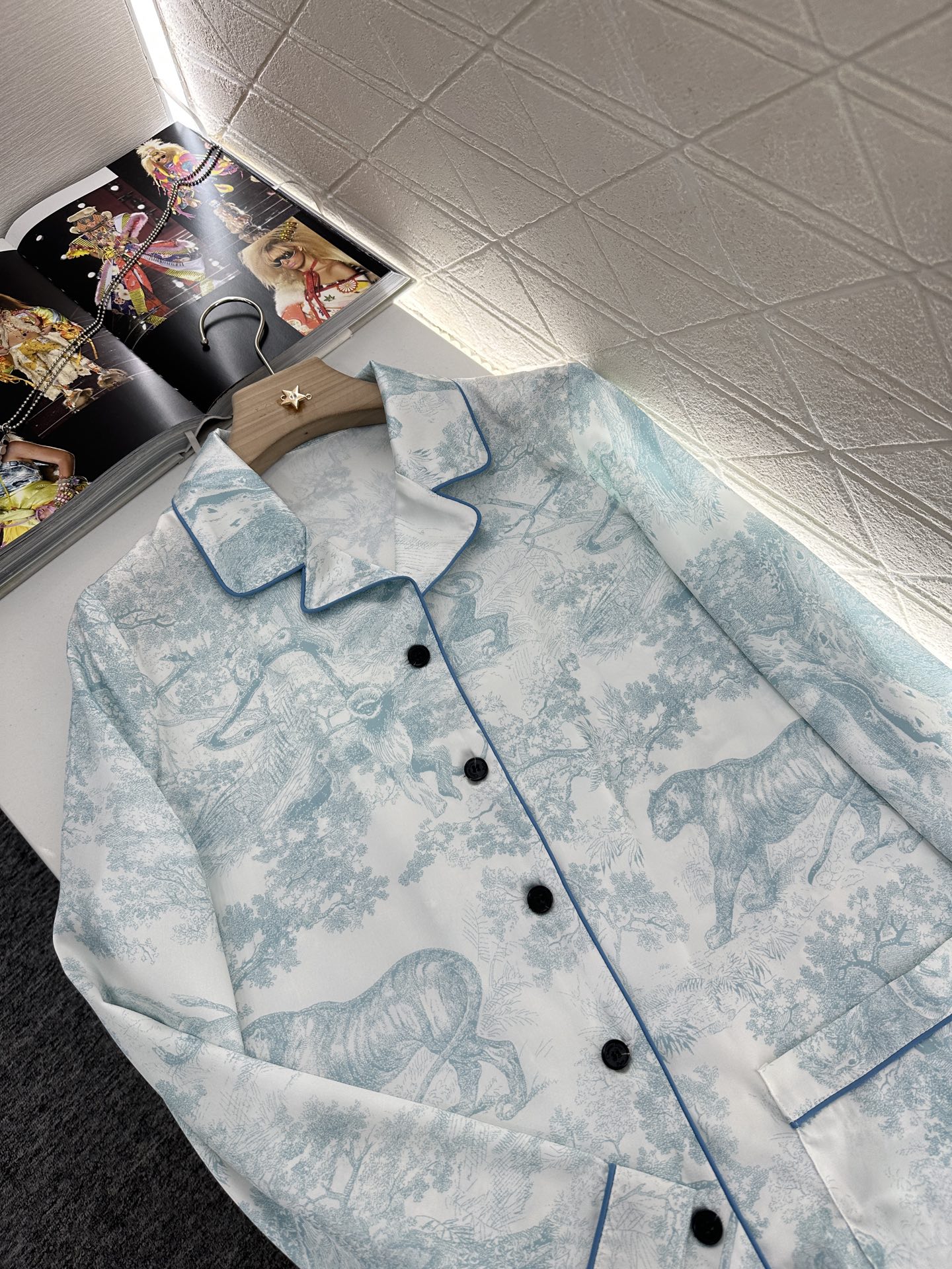 ♥Dio*♥2025新品上架
  印花衬衫长裤睡衣套装
定制YB进口斜纹稠材质 透气舒适 质感十足 印花