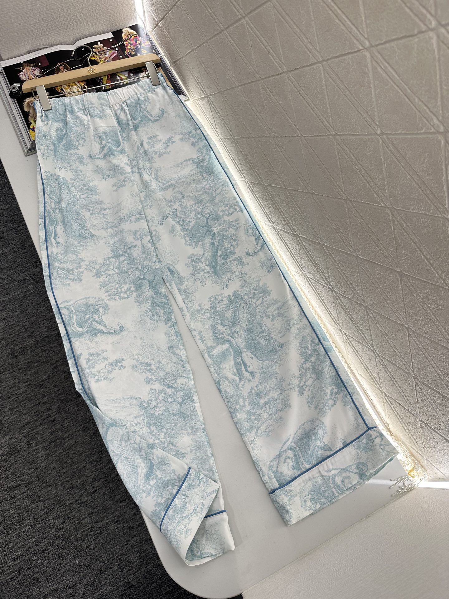 ♥Dio*♥2025新品上架
  印花衬衫长裤睡衣套装
定制YB进口斜纹稠材质 透气舒适 质感十足 印花