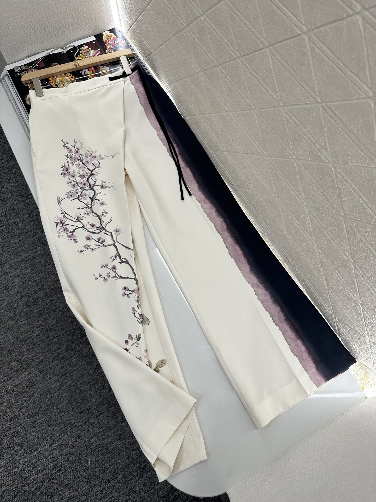 ♥Dio*♥2025新品上架
   不规则印花长裤
定制YB进口斜纹稠材质 质感垂顺 滑爽舒适 不规则长