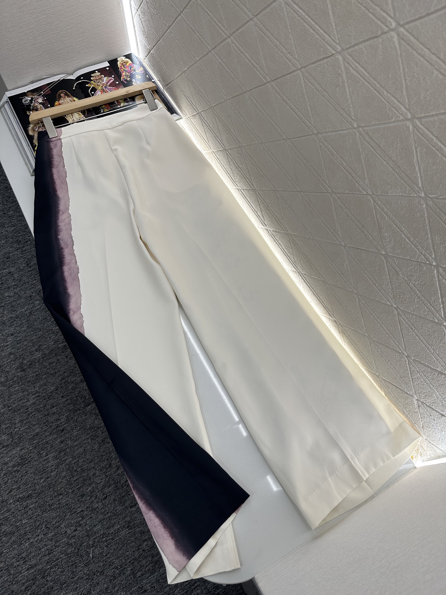 ♥Dio*♥2025新品上架
   不规则印花长裤
定制YB进口斜纹稠材质 质感垂顺 滑爽舒适 不规则长