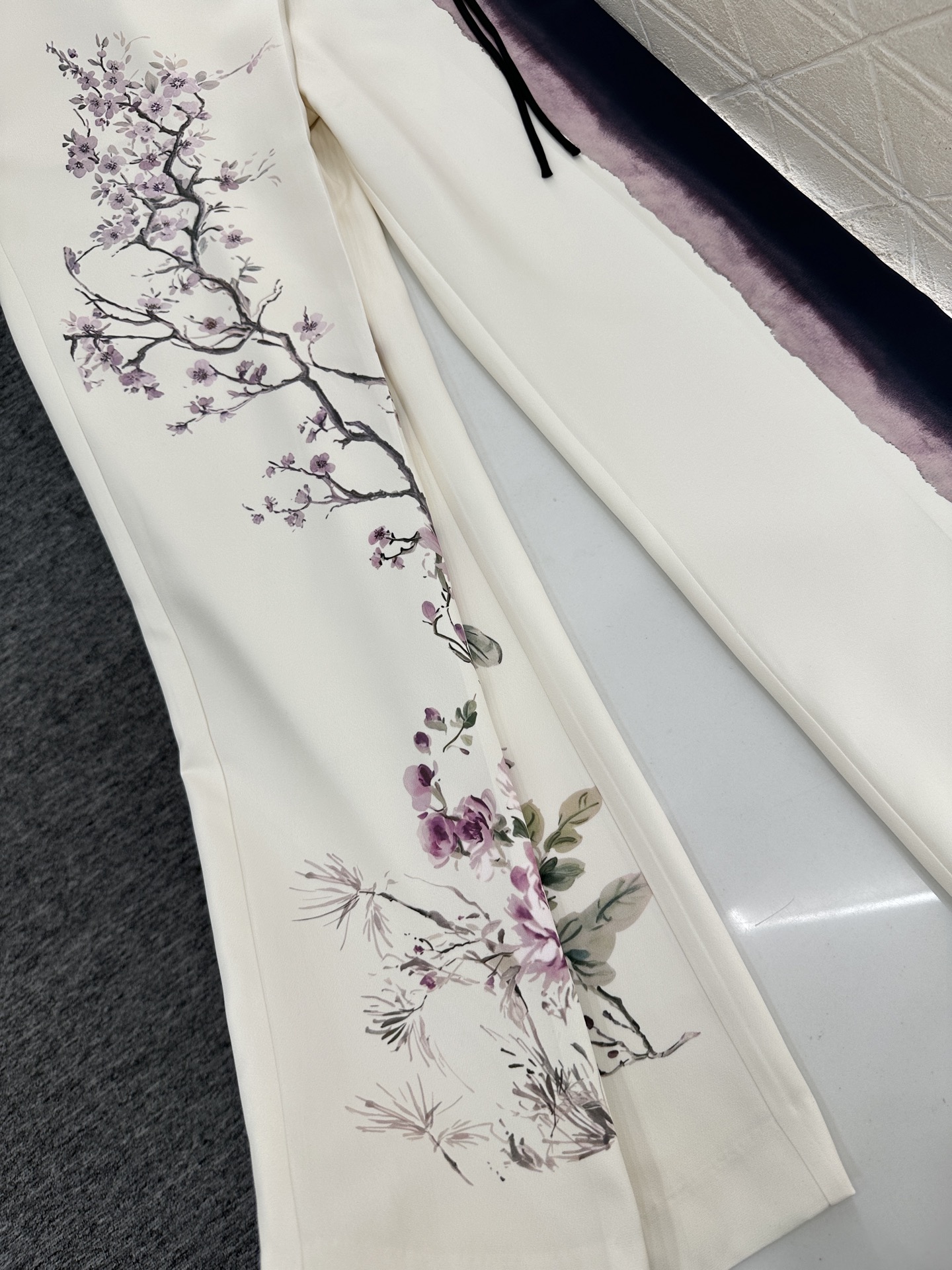 ♥Dio*♥2025新品上架
   不规则印花长裤
定制YB进口斜纹稠材质 质感垂顺 滑爽舒适 不规则长