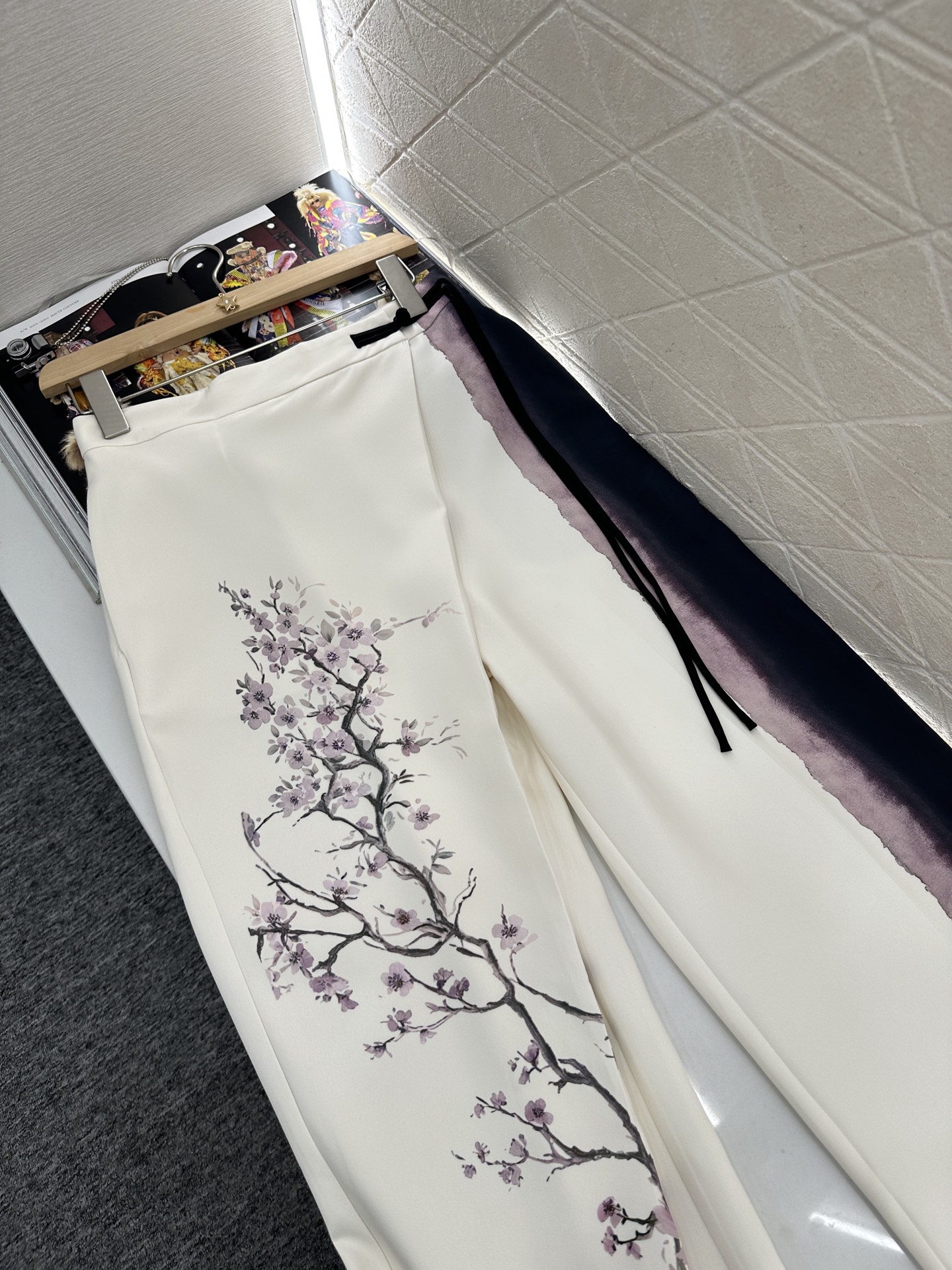 ♥Dio*♥2025新品上架
   不规则印花长裤
定制YB进口斜纹稠材质 质感垂顺 滑爽舒适 不规则长