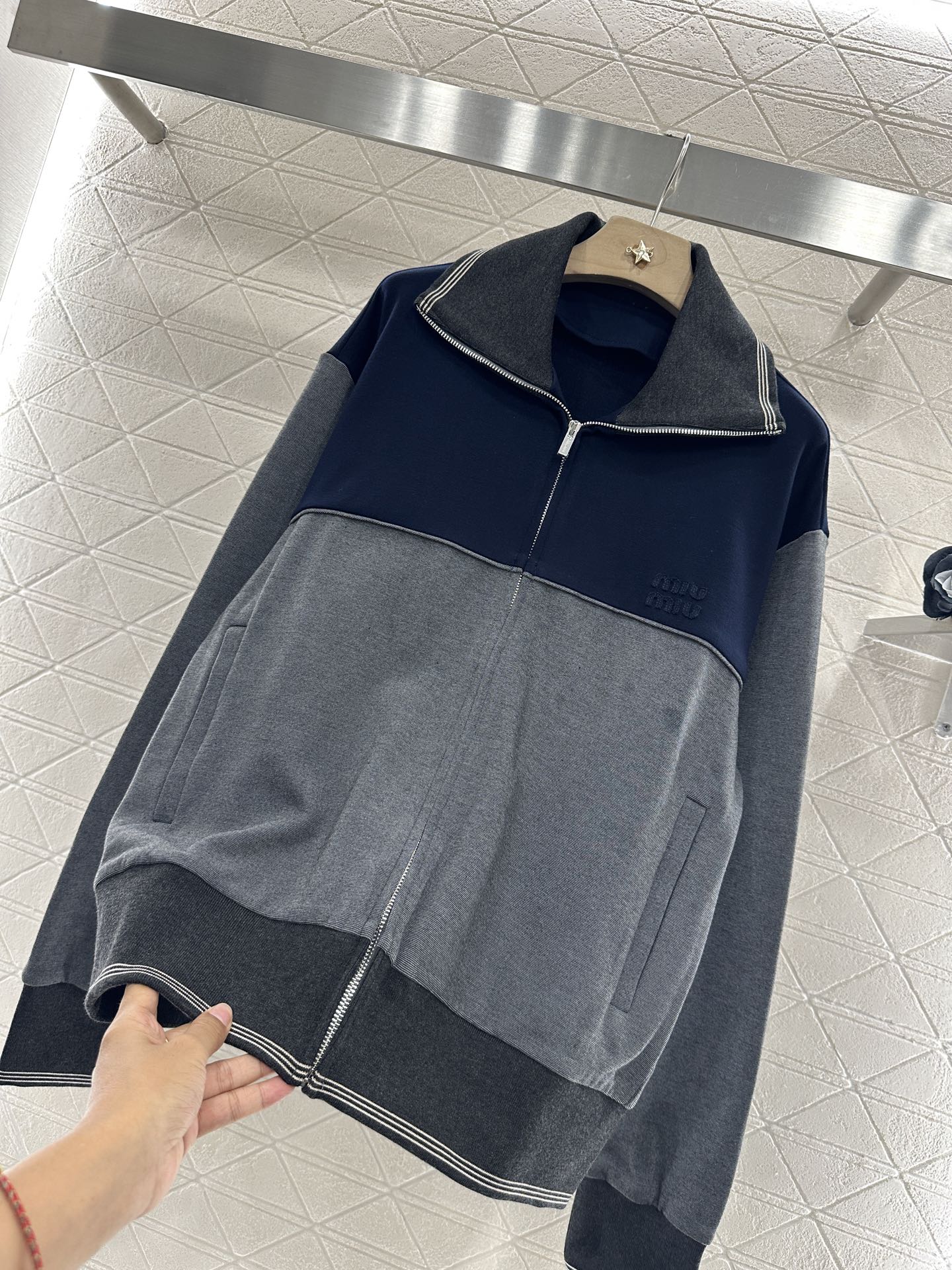 ♥Miumi*♥2025新品上架
 拼接撞色翻领外套
定制YB进口材质 质感高级 分量十足 翻领拉链外套