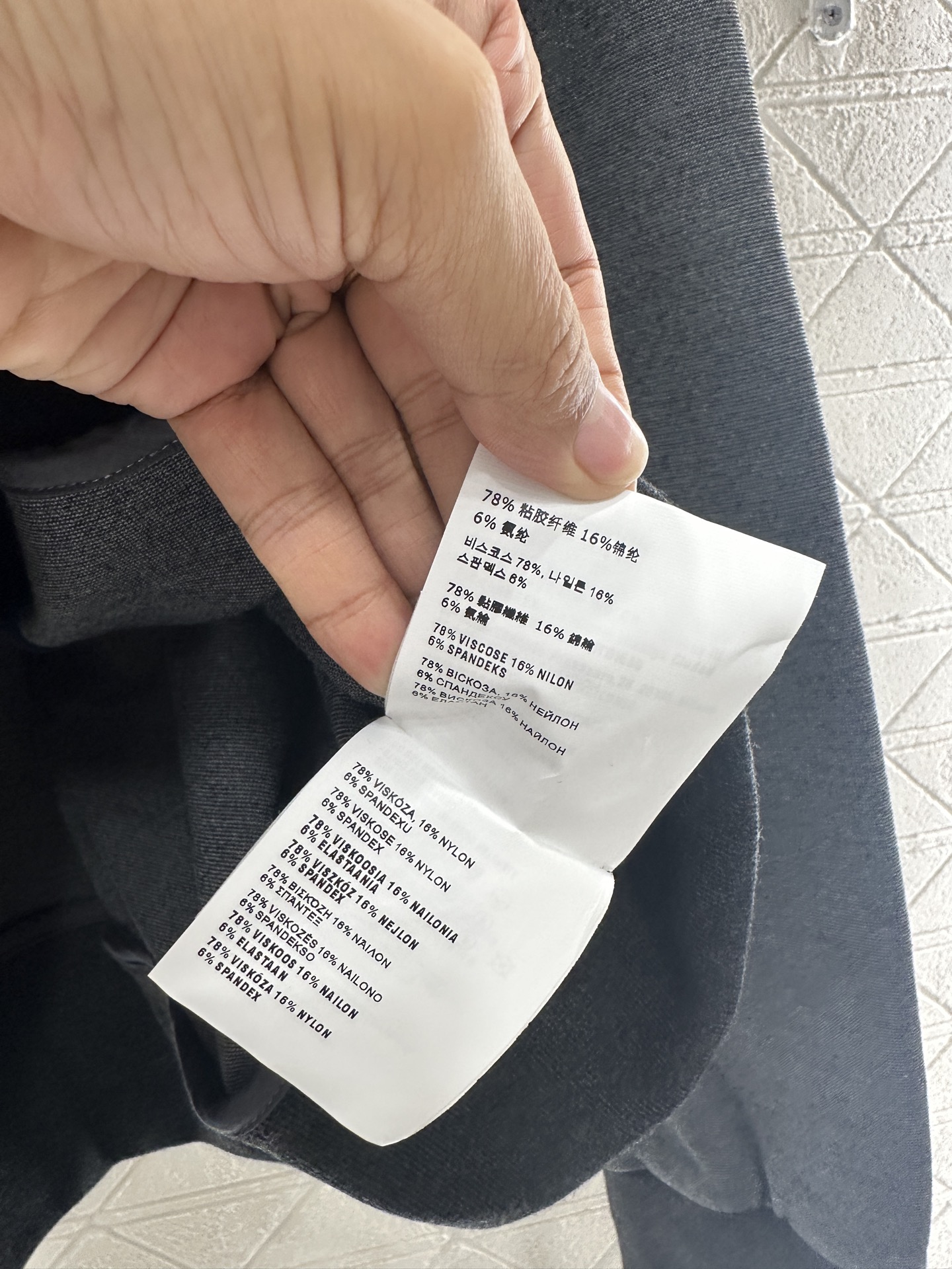 ♥Miumi*♥2025新品上架
 拼接撞色翻领外套
定制YB进口材质 质感高级 分量十足 翻领拉链外套