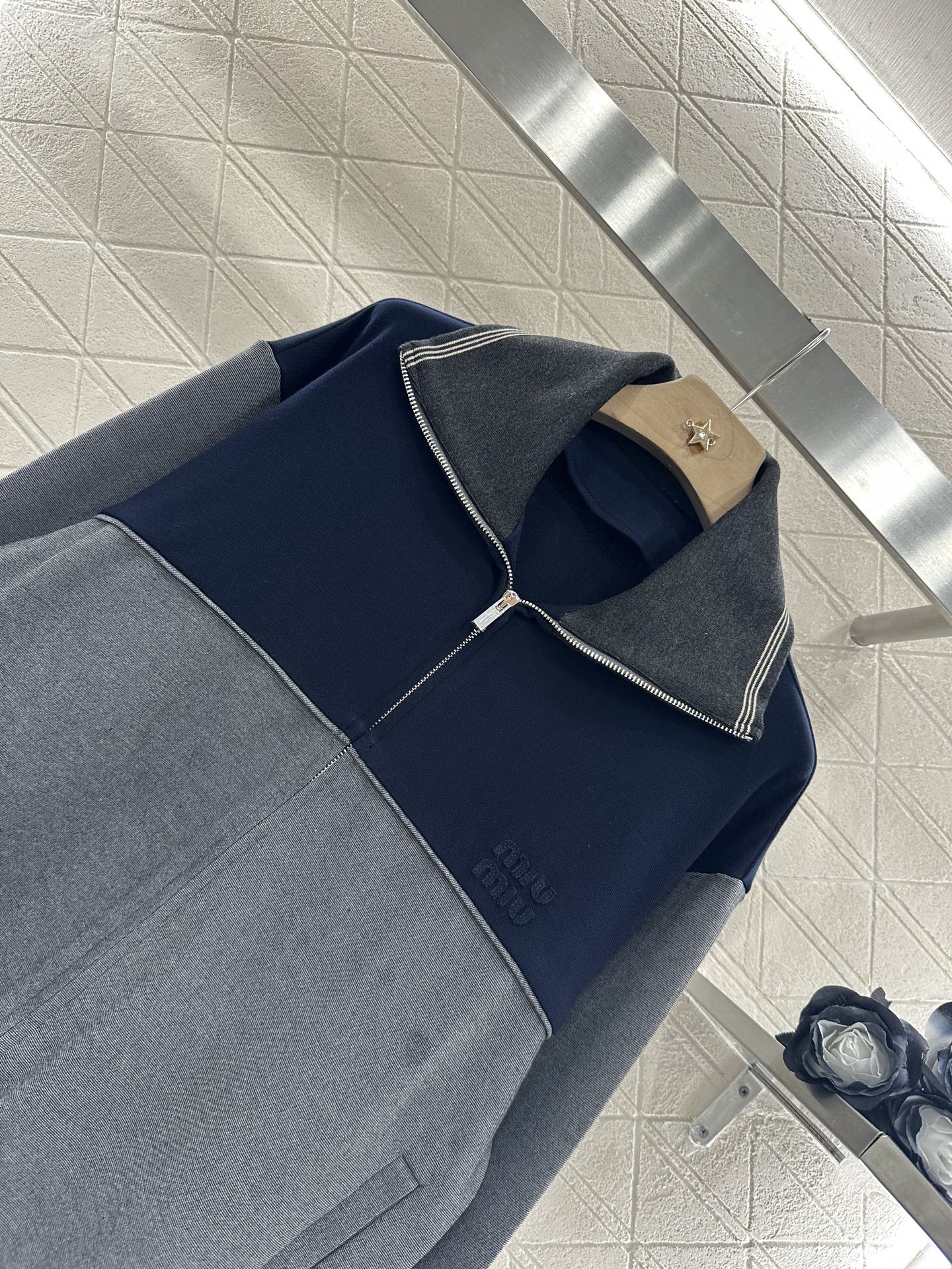♥Miumi*♥2025新品上架
 拼接撞色翻领外套
定制YB进口材质 质感高级 分量十足 翻领拉链外套