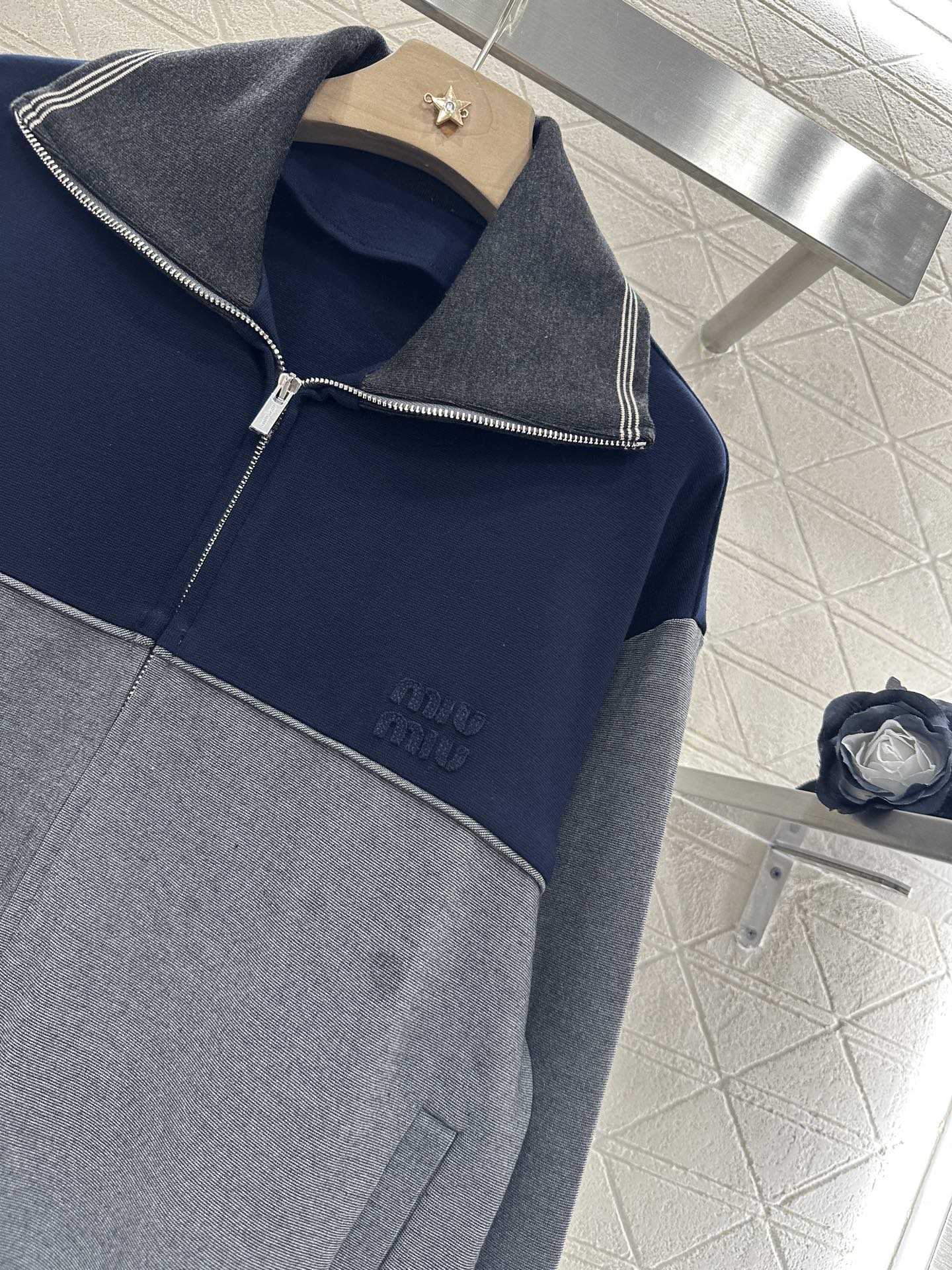 ♥Miumi*♥2025新品上架
 拼接撞色翻领外套
定制YB进口材质 质感高级 分量十足 翻领拉链外套