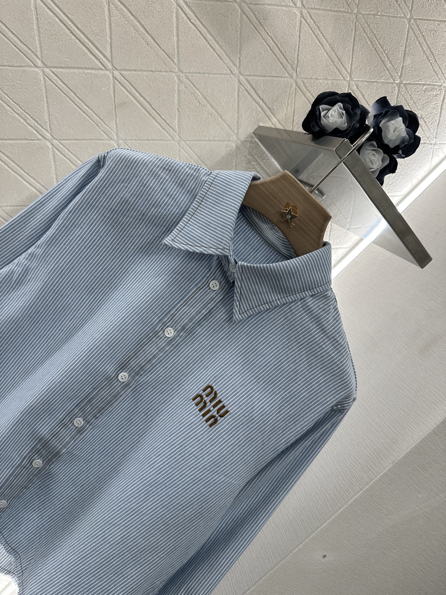 ♥Miumi*♥2025新品上架
    条纹翻领衬衫中裤套装
定制YB斜纹全棉材质 质感细腻 透气舒适