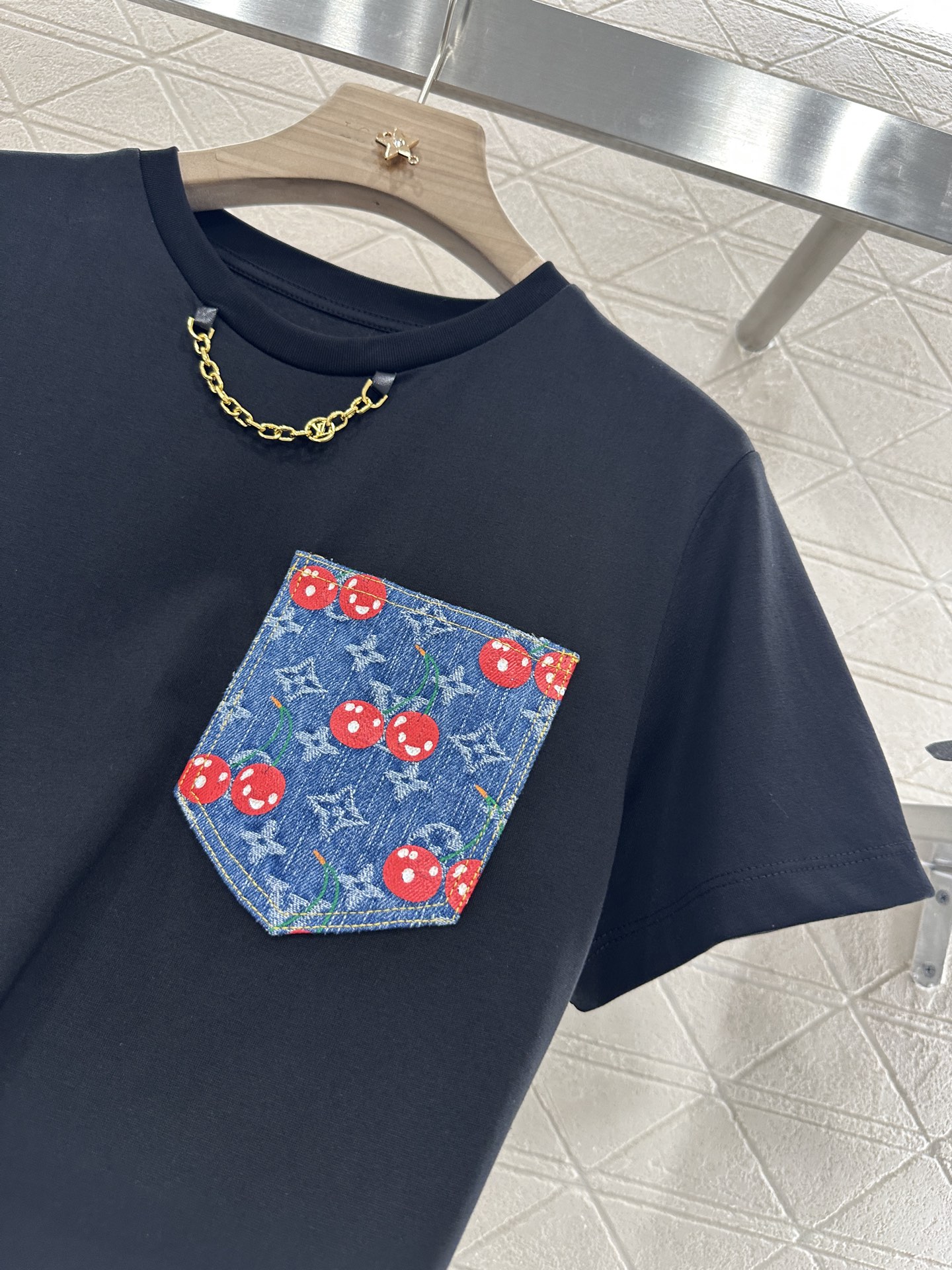 ♥Louis Vuitto*♥2025新品上架
       樱桃口袋𝑇𝑒𝑒
定制YB斜纹全棉材质 质感