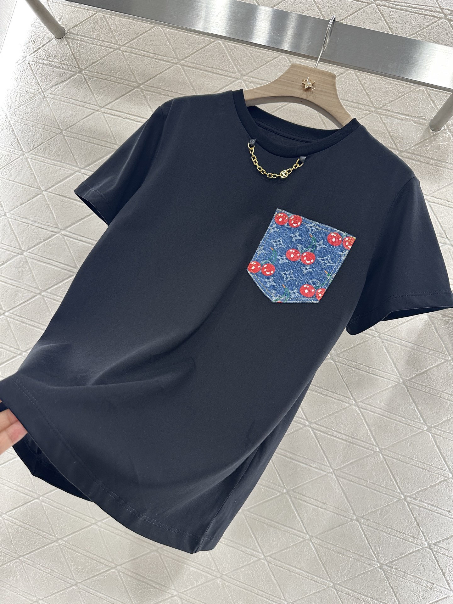 ♥Louis Vuitto*♥2025新品上架
       樱桃口袋𝑇𝑒𝑒
定制YB斜纹全棉材质 质感