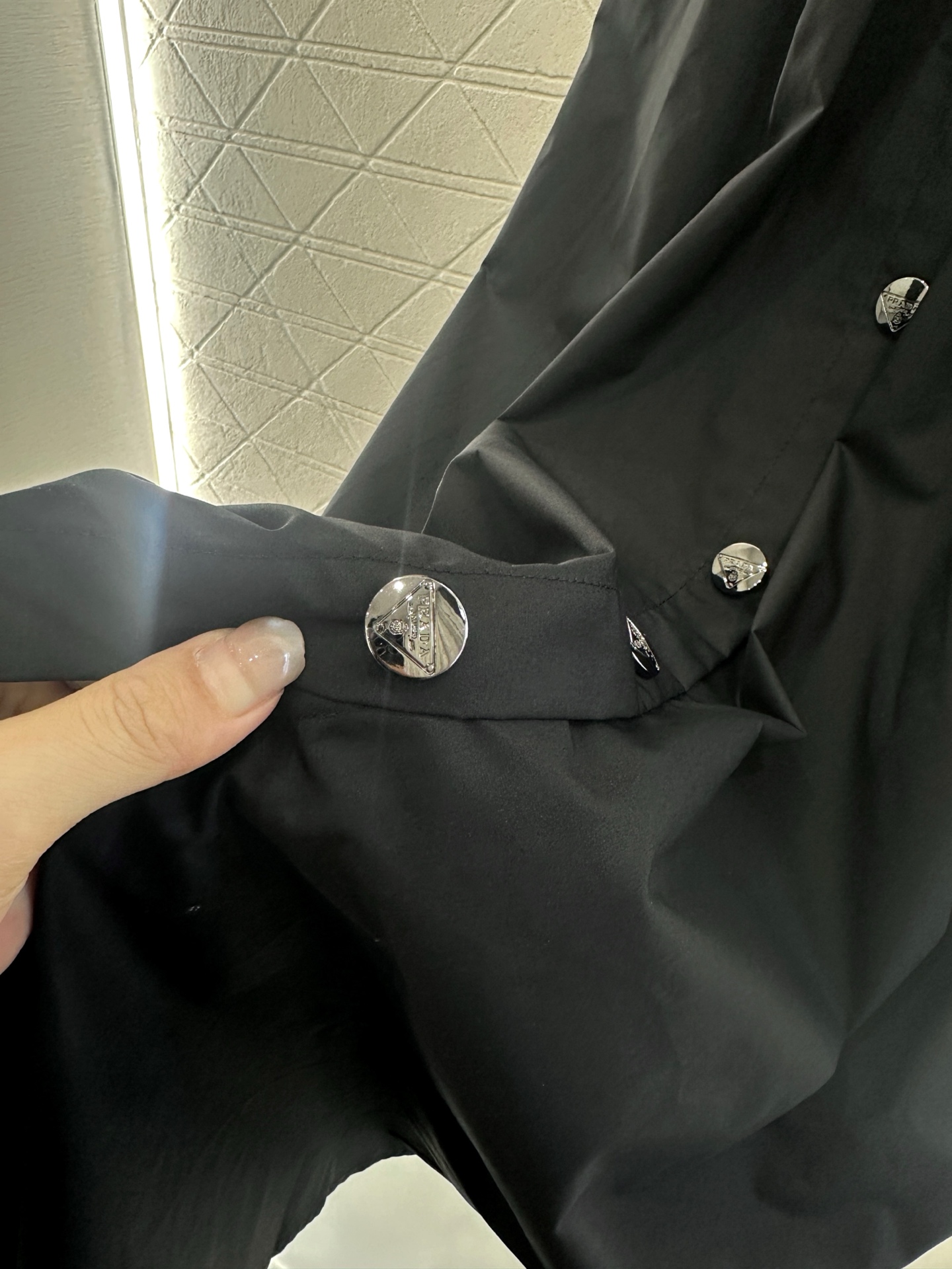 ♥Prad*♥2025新品上架
    收腰吊带连衣裙
定制YB斜纹全棉材质 质感光泽 垂顺有型 平口吊