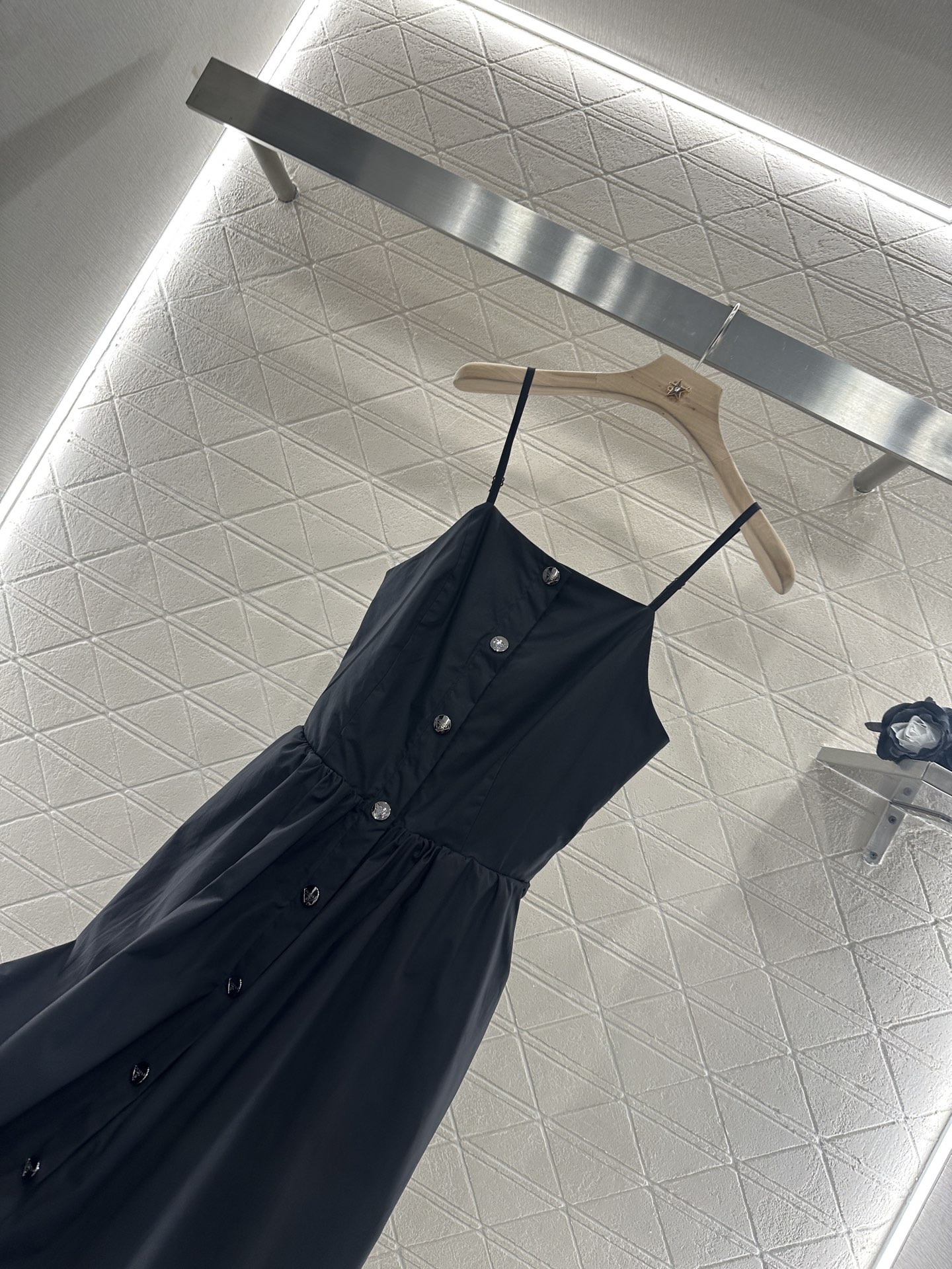♥Prad*♥2025新品上架
    收腰吊带连衣裙
定制YB斜纹全棉材质 质感光泽 垂顺有型 平口吊