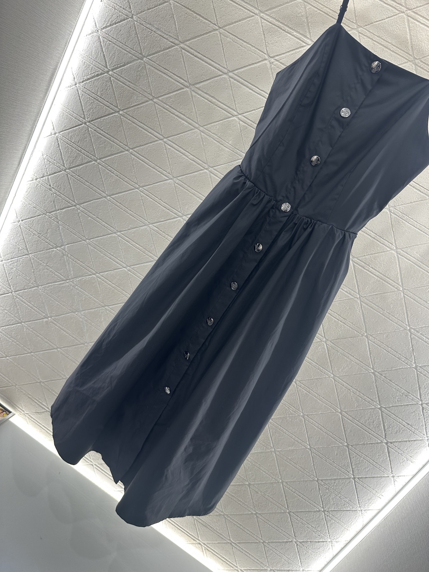 ♥Prad*♥2025新品上架
    收腰吊带连衣裙
定制YB斜纹全棉材质 质感光泽 垂顺有型 平口吊
