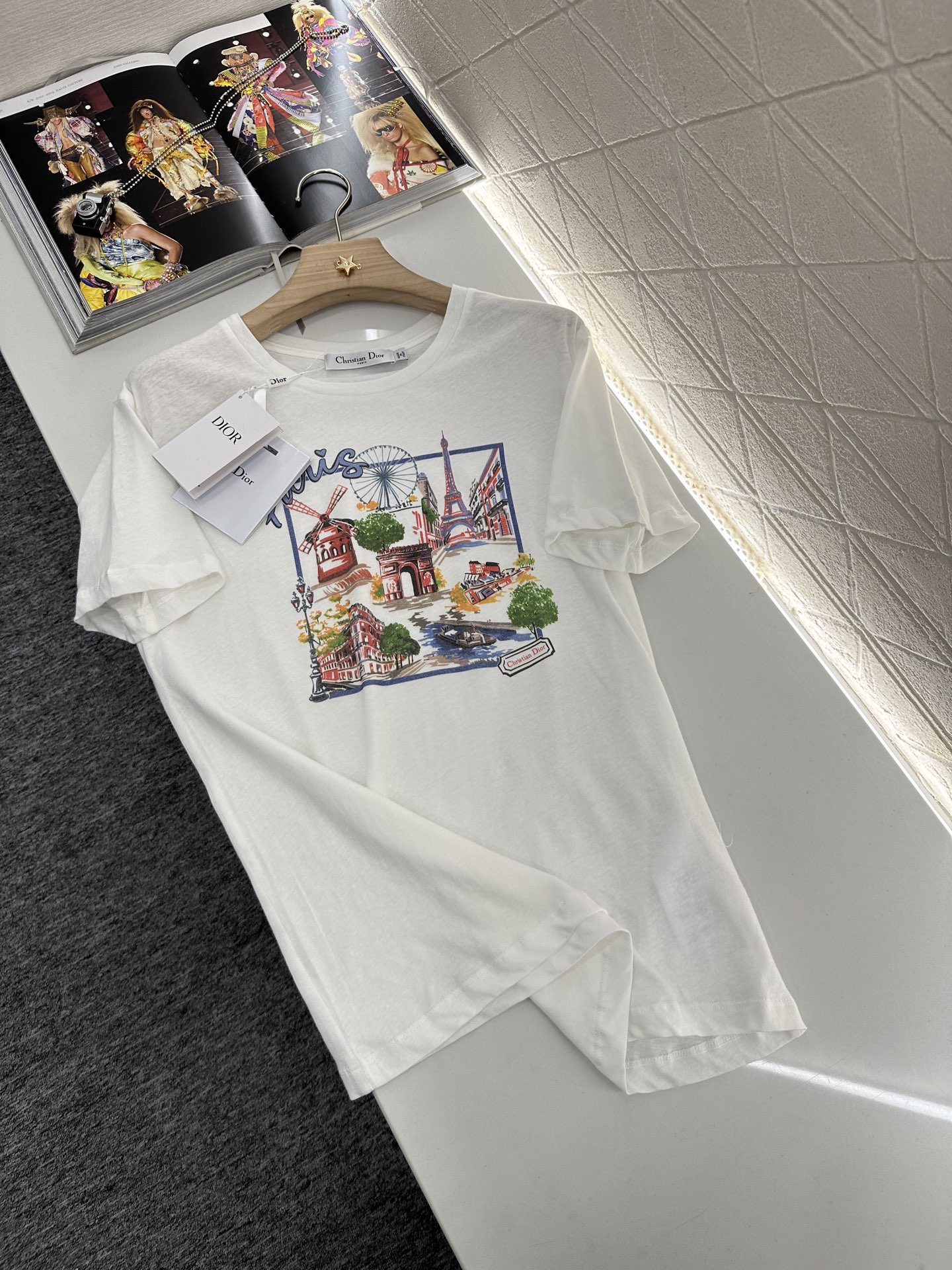 ♥Dio*♥2025新品上架
    城景圆领印花𝑇𝑒𝑒
定制YB棉麻材质 肌理明显 透气舒适 常规短袖