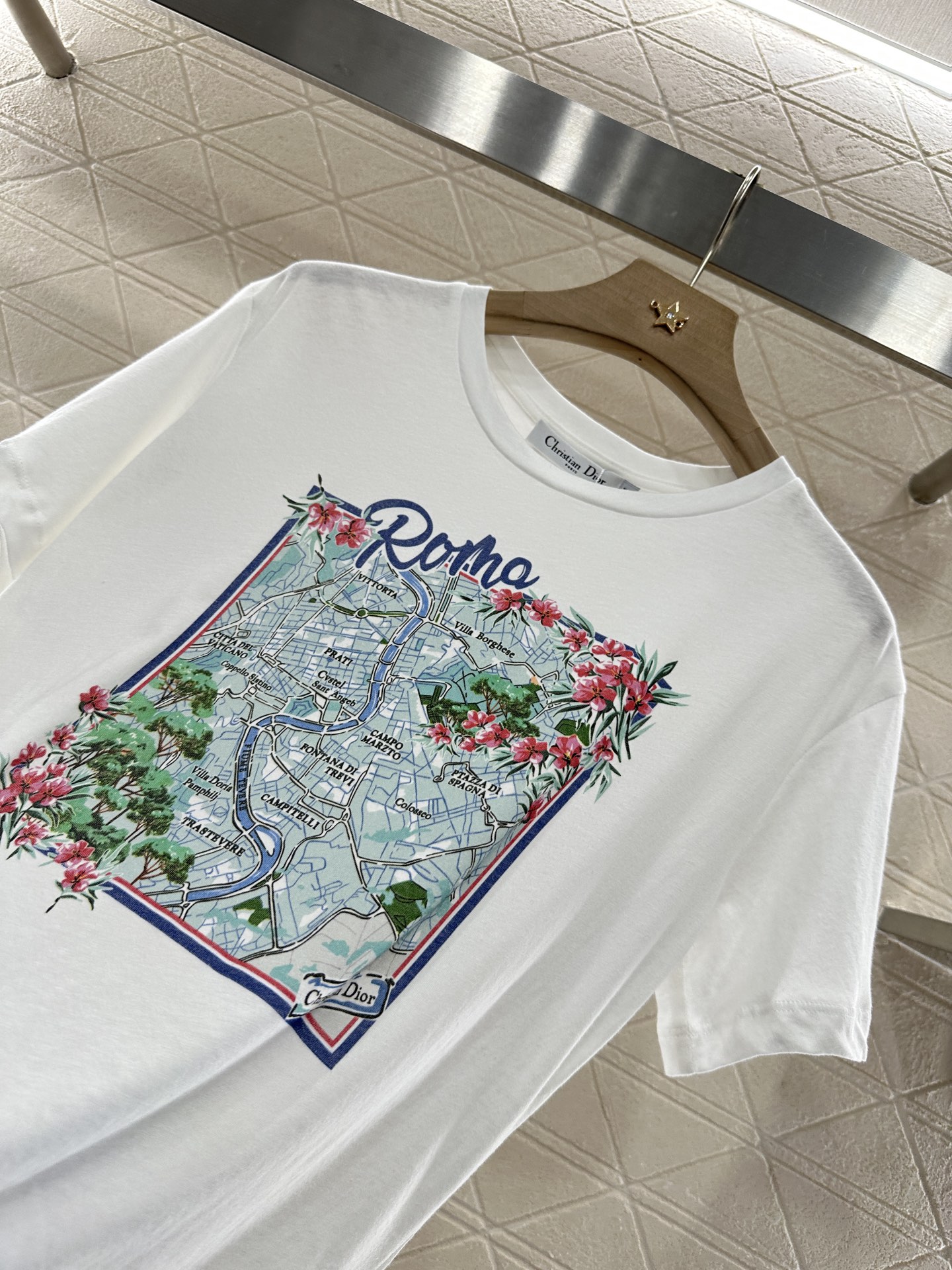 ♥Dio*♥2025新品上架
    城景圆领印花𝑇𝑒𝑒
定制YB棉麻材质 肌理明显 透气舒适 常规短袖