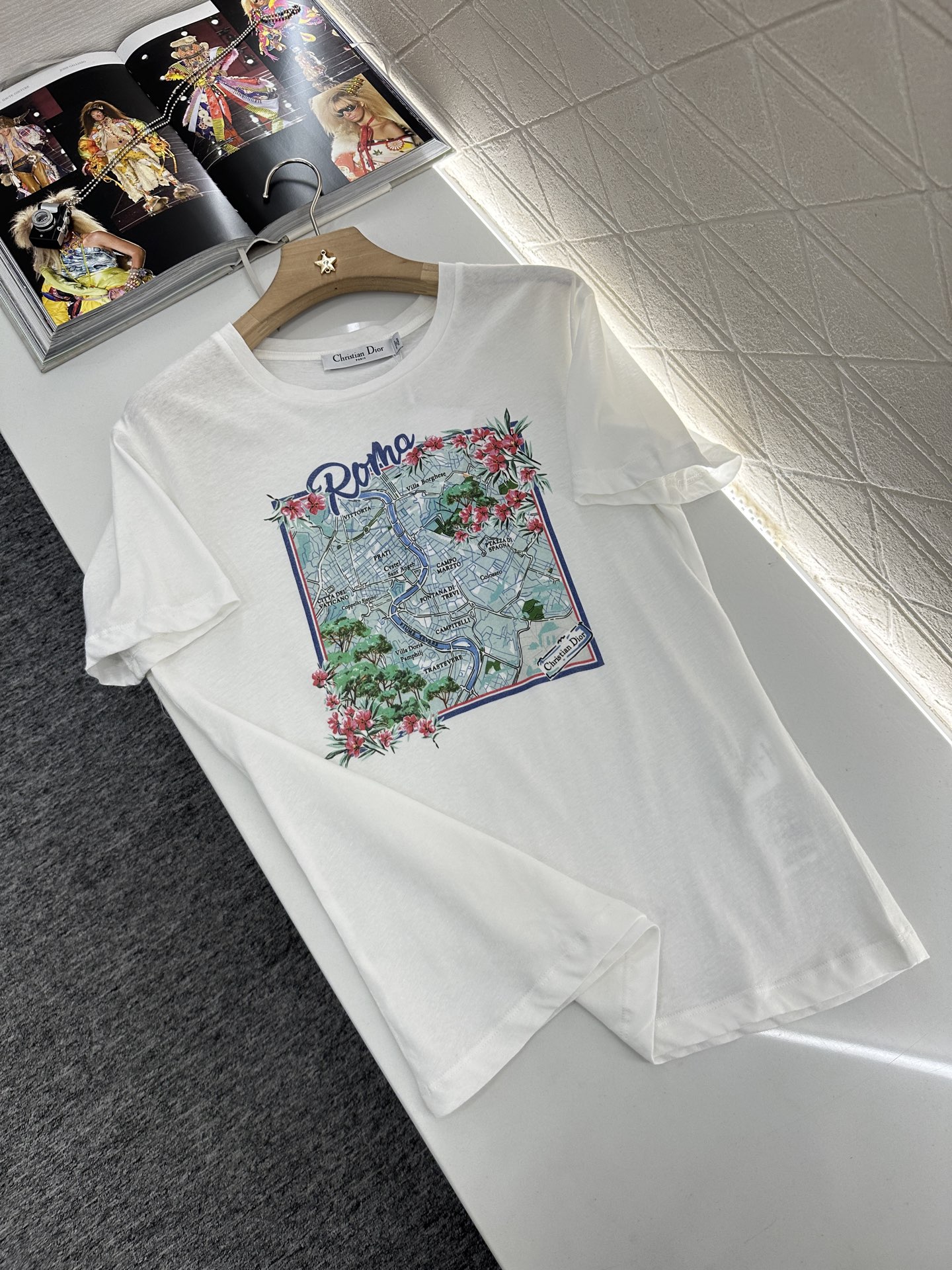♥Dio*♥2025新品上架
    城景圆领印花𝑇𝑒𝑒
定制YB棉麻材质 肌理明显 透气舒适 常规短袖