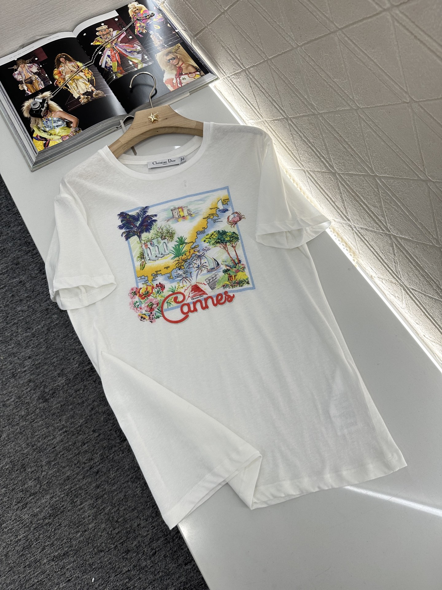 ♥Dio*♥2025新品上架
    城景圆领印花𝑇𝑒𝑒
定制YB棉麻材质 肌理明显 透气舒适 常规短袖
