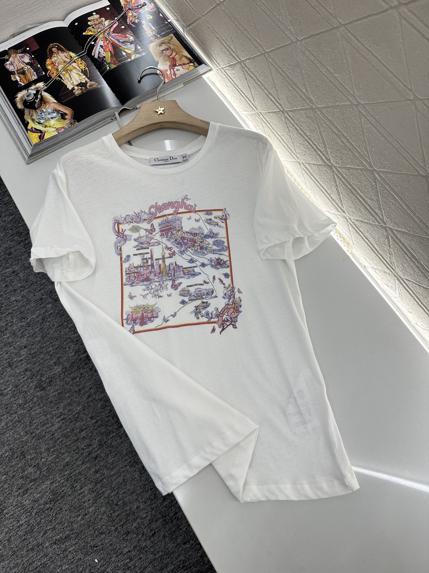 ♥Dio*♥2025新品上架
    城景圆领印花𝑇𝑒𝑒
定制YB棉麻材质 肌理明显 透气舒适 常规短袖