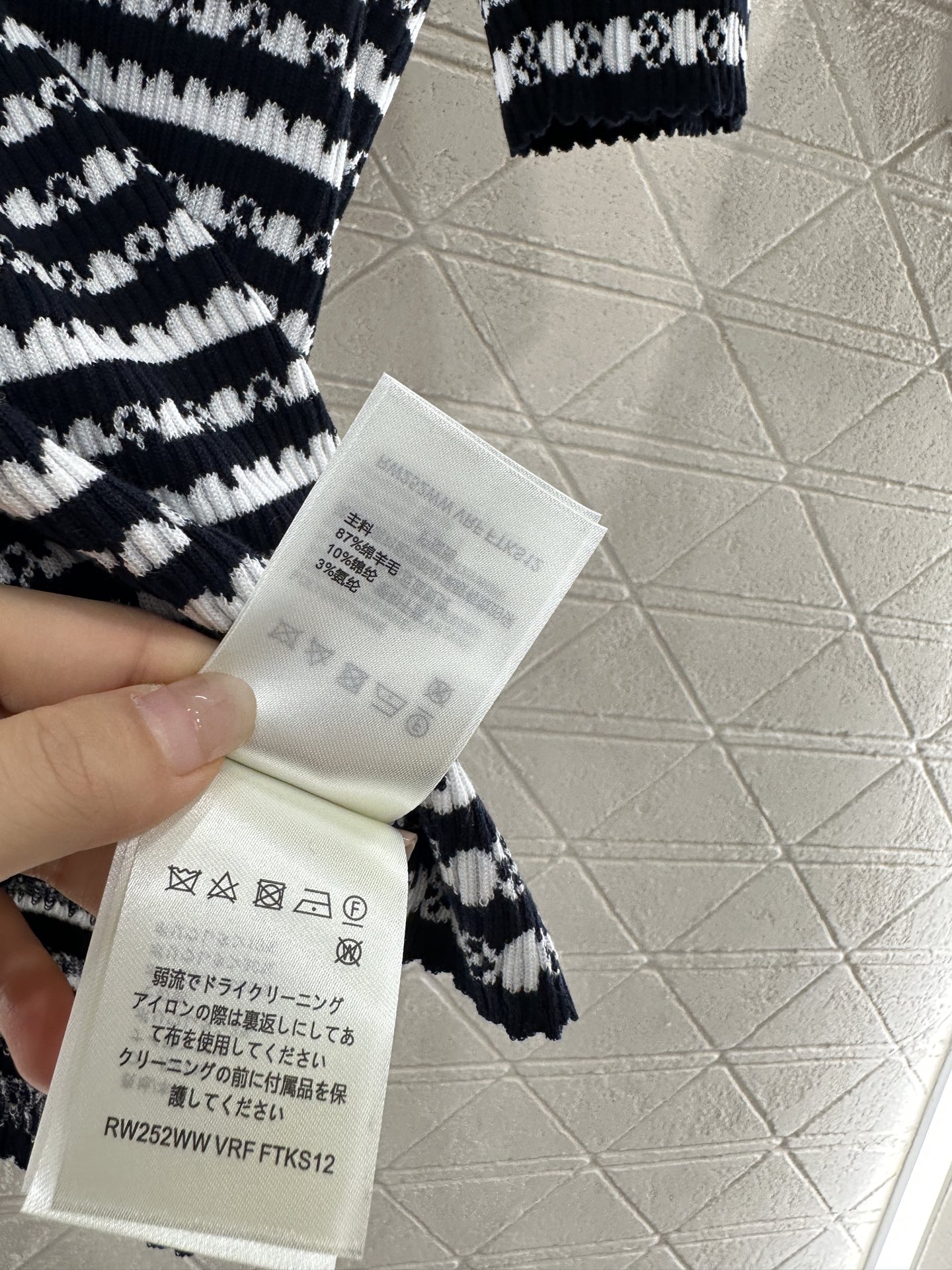 ♥Louis Vuitto*♥2025新品上架
       钩花针织短袖
定制YB羊毛纱线织造 质感高