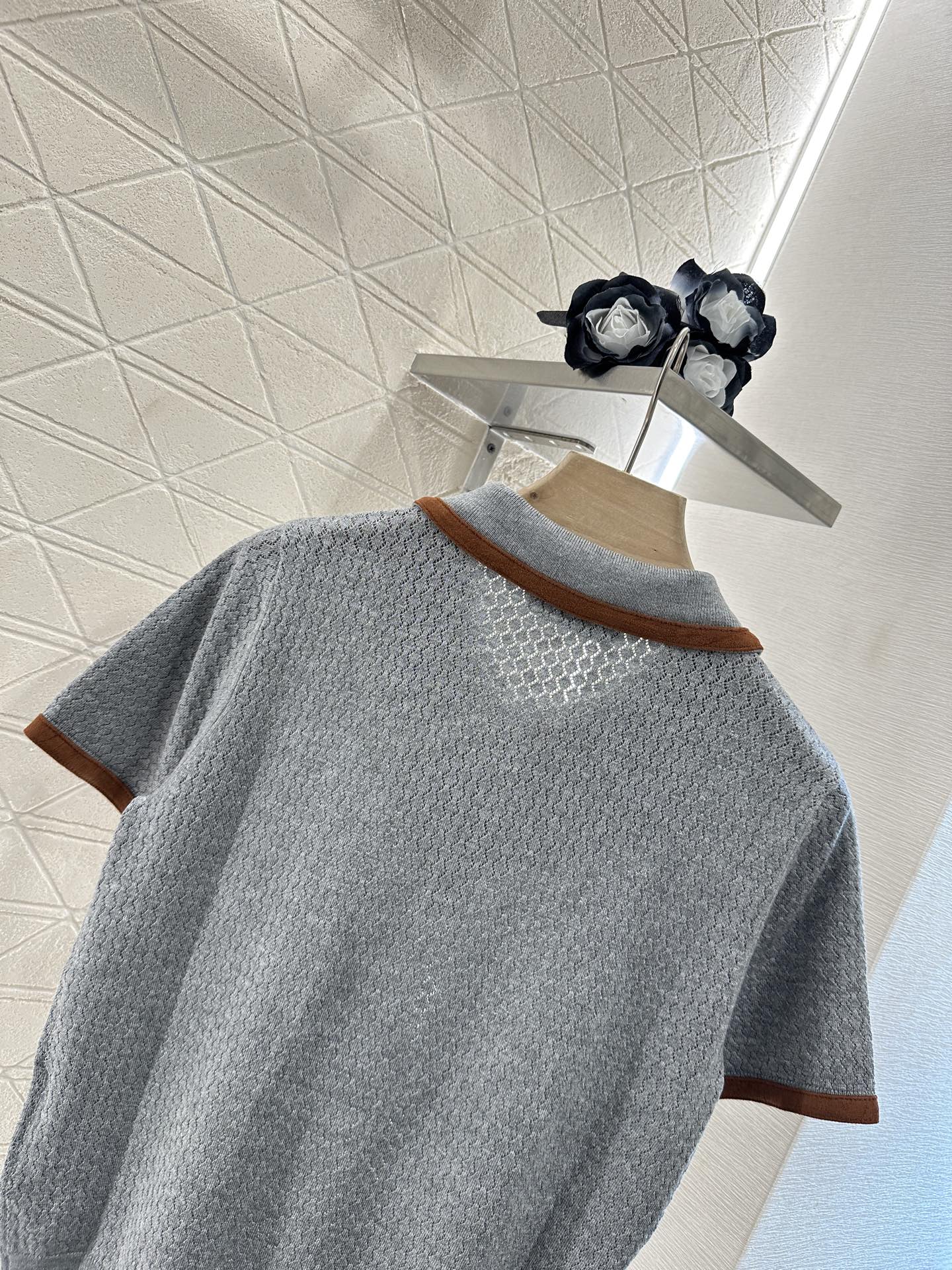 ♥Miumi*♥2025新品上架
       针织翻领短袖
定制YB天丝纱线织造 质感高级 透气舒适 