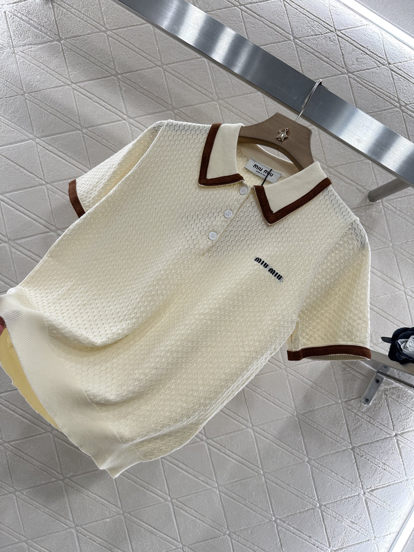 ♥Miumi*♥2025新品上架
       针织翻领短袖
定制YB天丝纱线织造 质感高级 透气舒适 