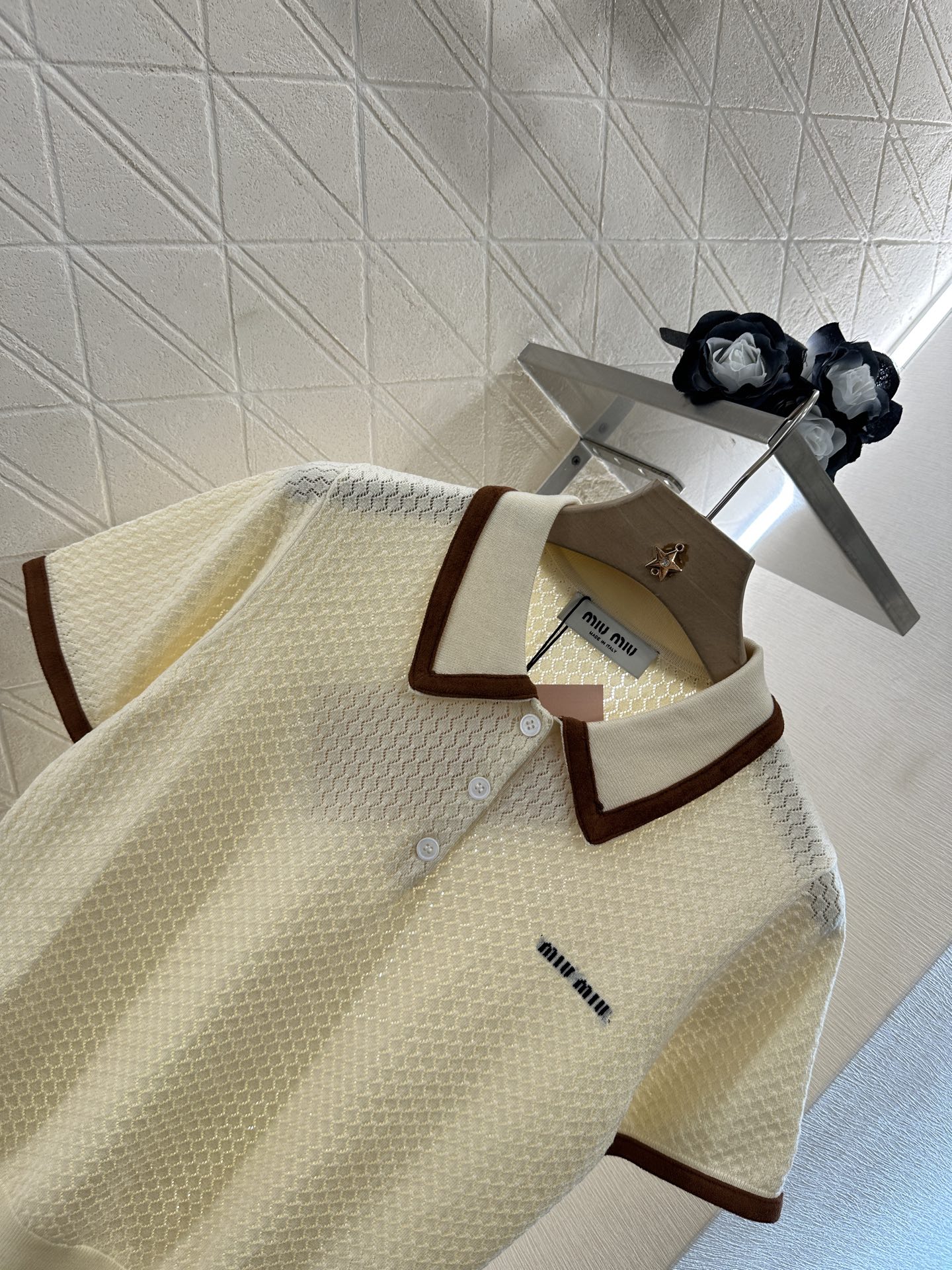 ♥Miumi*♥2025新品上架
       针织翻领短袖
定制YB天丝纱线织造 质感高级 透气舒适 