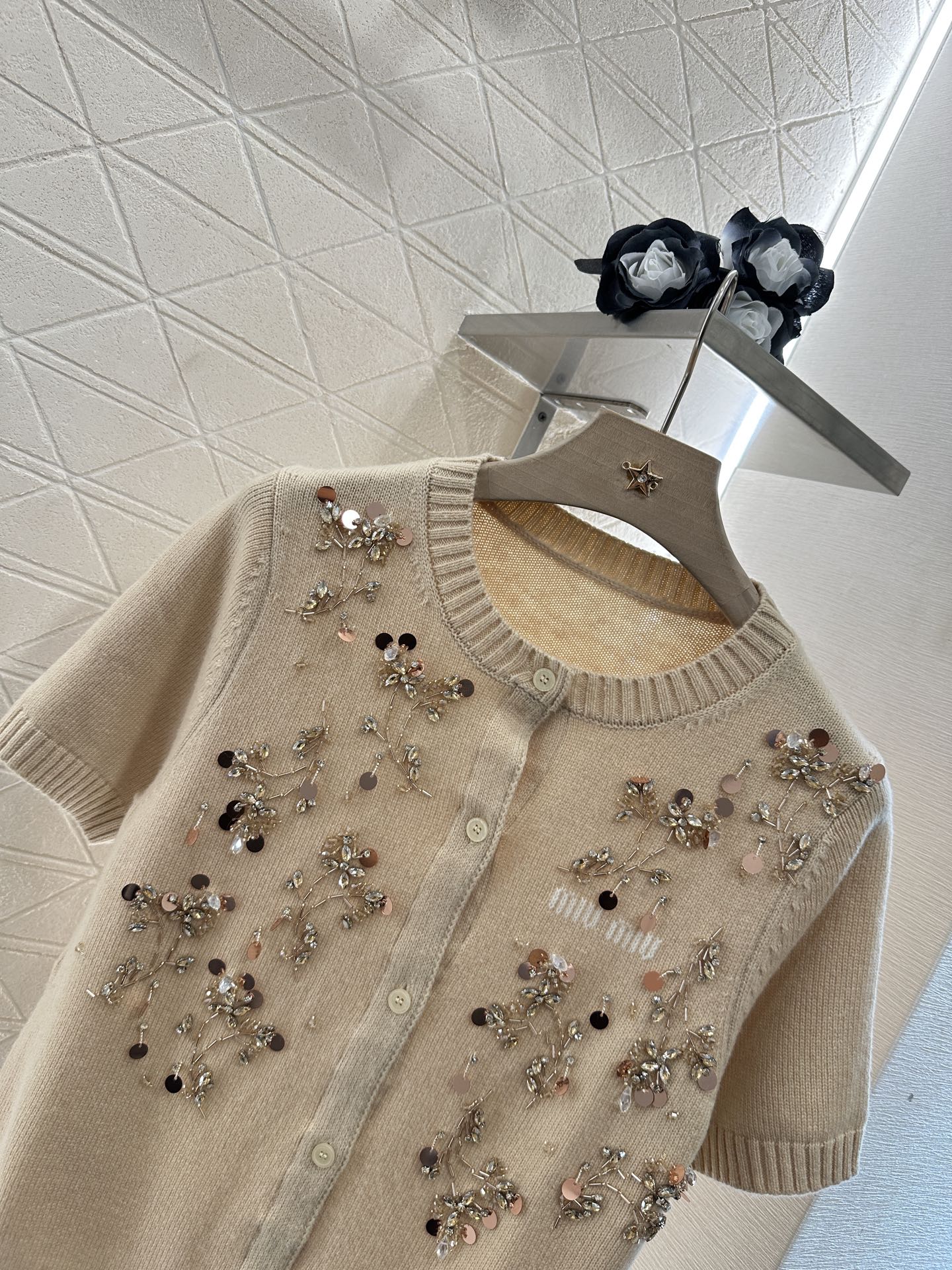 ♥Miumi*♥2025新品上架
   重工钉珠针织短袖开衫
定制YB羊毛纱线织造 弹力舒适 透气好穿 