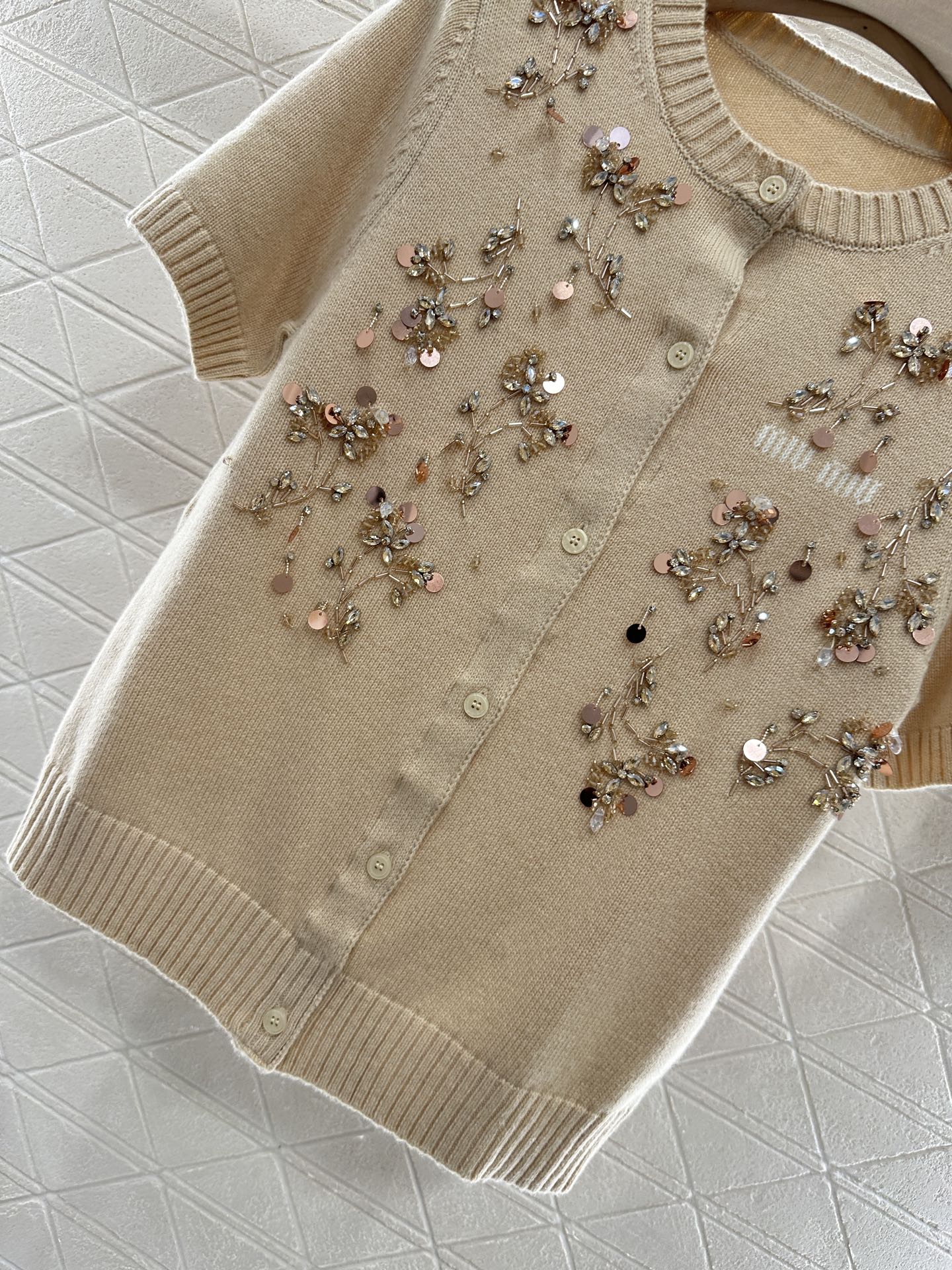 ♥Miumi*♥2025新品上架
   重工钉珠针织短袖开衫
定制YB羊毛纱线织造 弹力舒适 透气好穿 