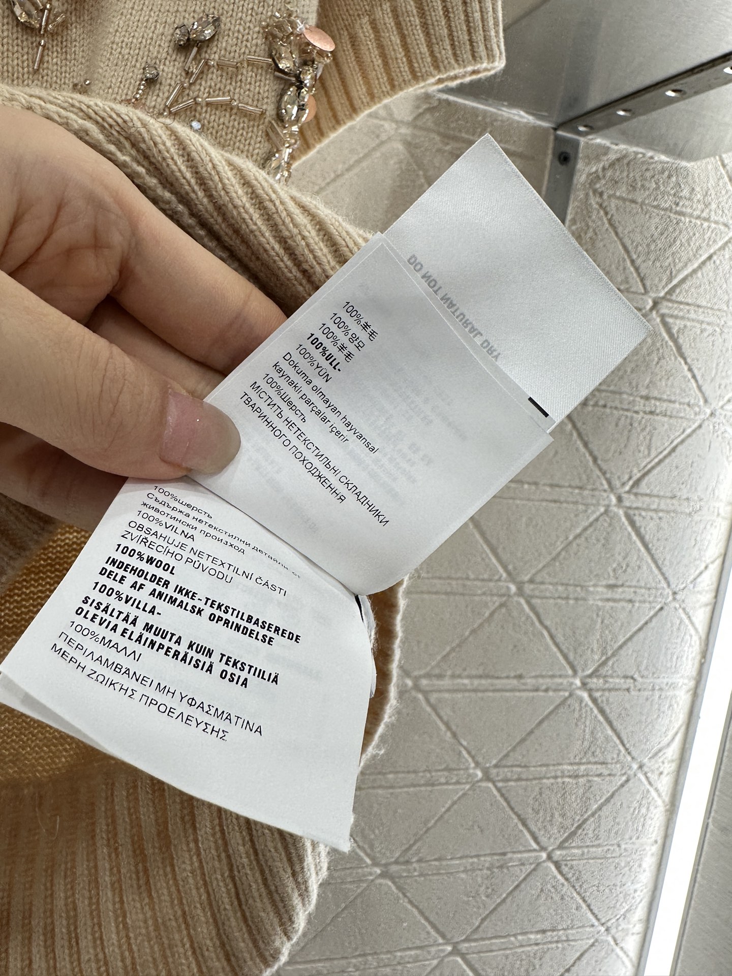 ♥Miumi*♥2025新品上架
   重工钉珠针织短袖开衫
定制YB羊毛纱线织造 弹力舒适 透气好穿 