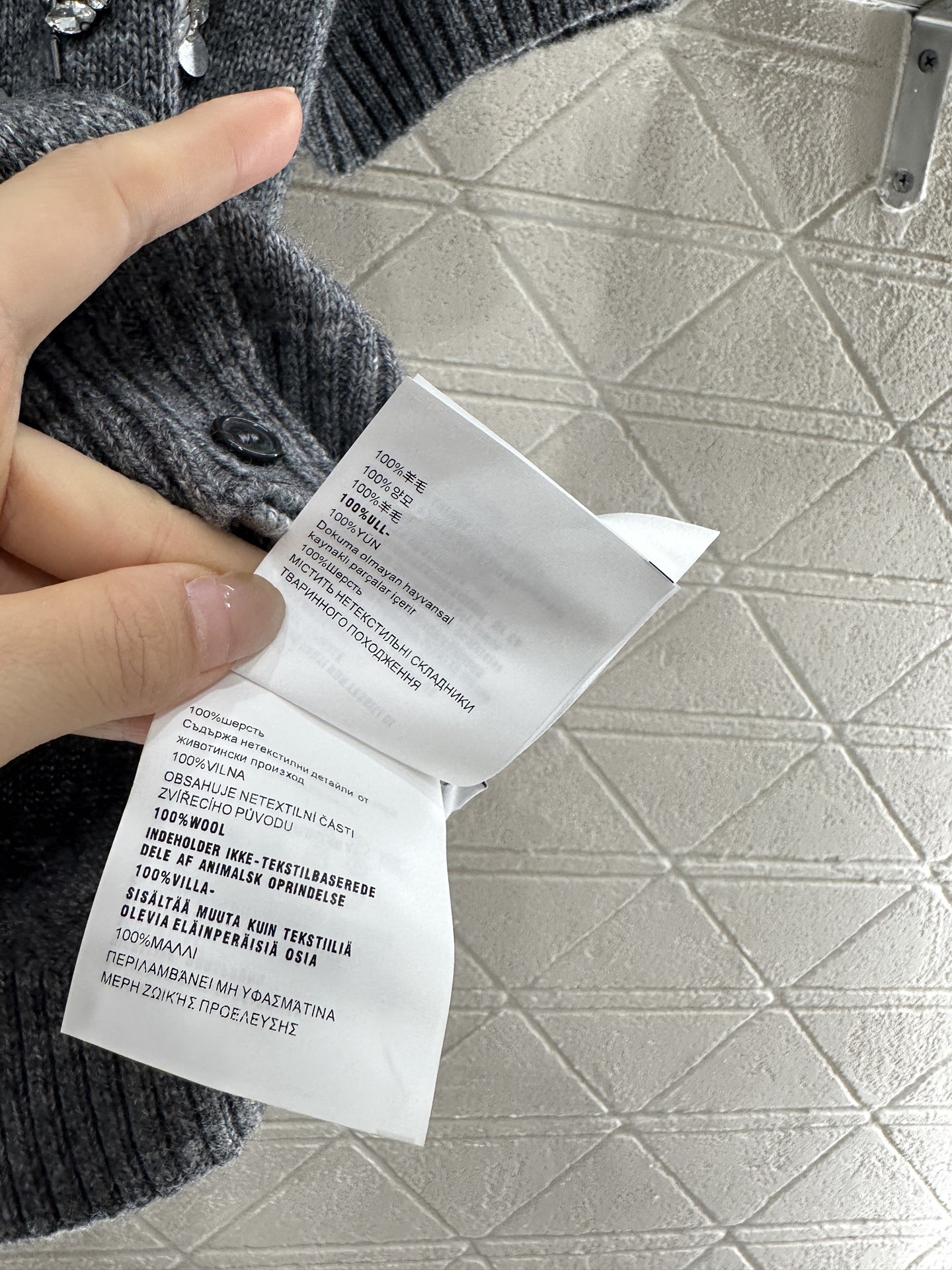 ♥Miumi*♥2025新品上架
   重工钉珠针织短袖开衫
定制YB羊毛纱线织造 弹力舒适 透气好穿 