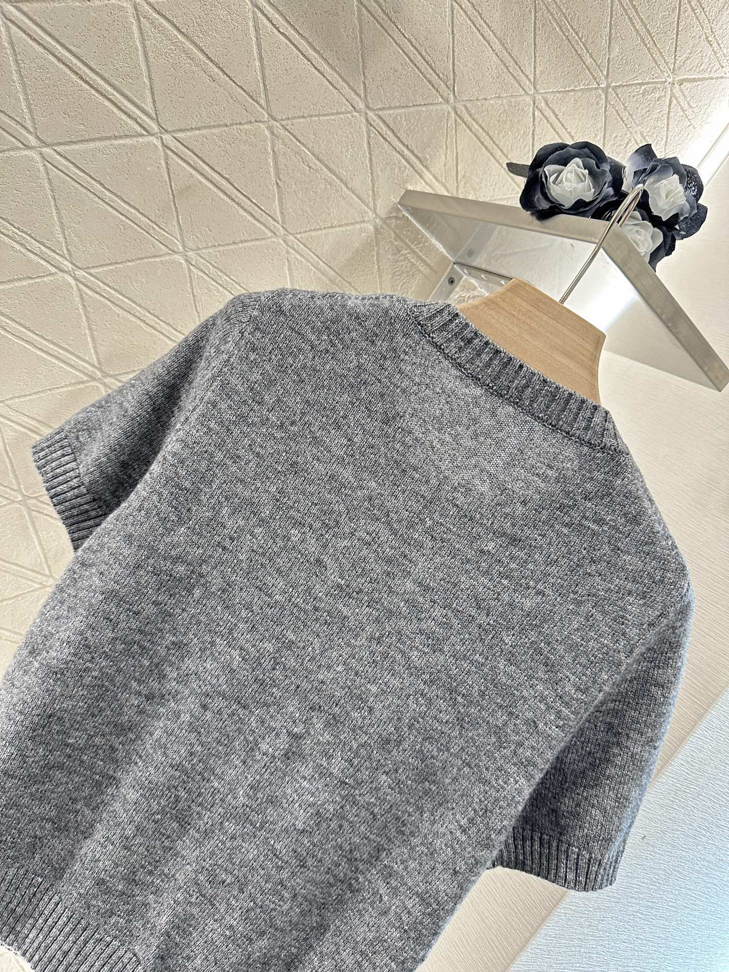 ♥Miumi*♥2025新品上架
   重工钉珠针织短袖开衫
定制YB羊毛纱线织造 弹力舒适 透气好穿 